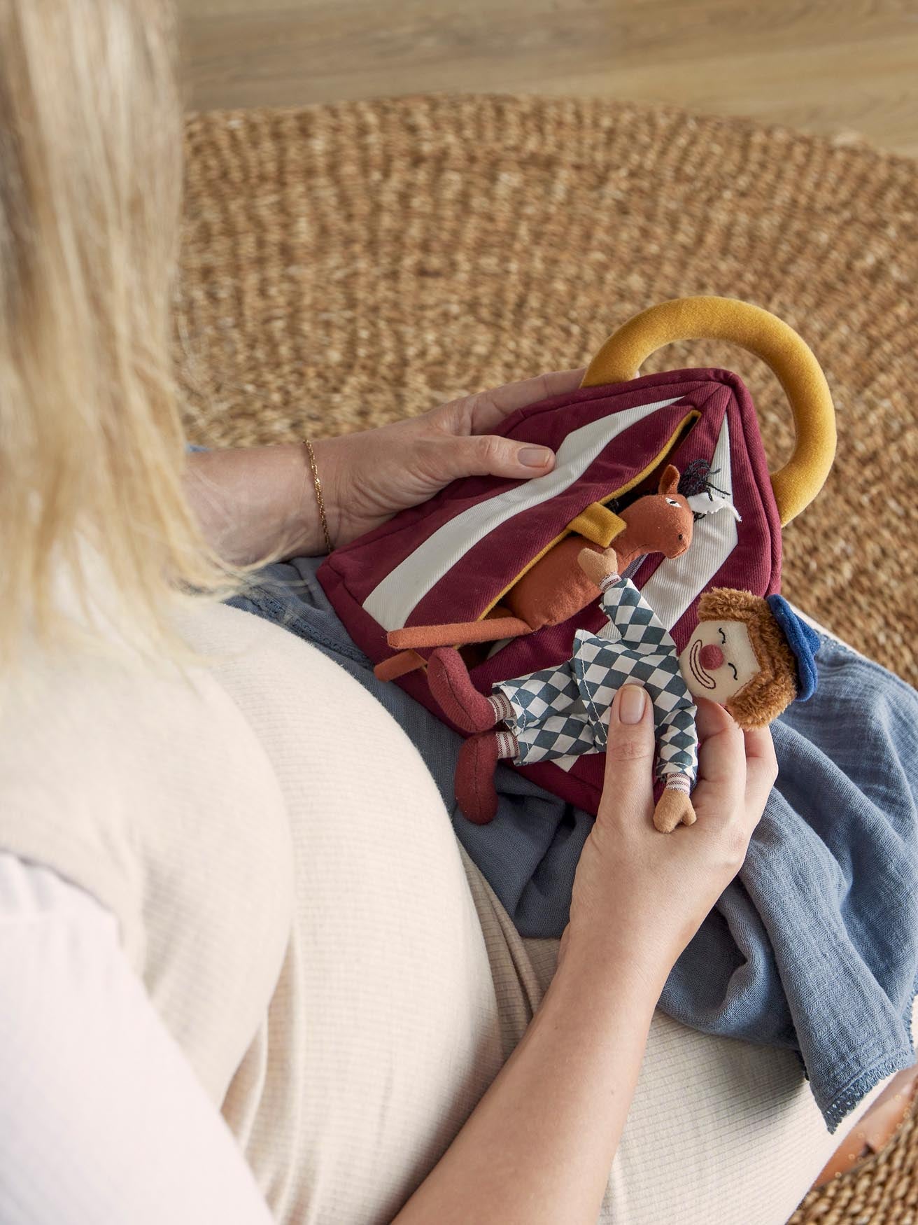 Theobald: Rotes Baumwoll-Kuscheltier von Bloomingville Mini.