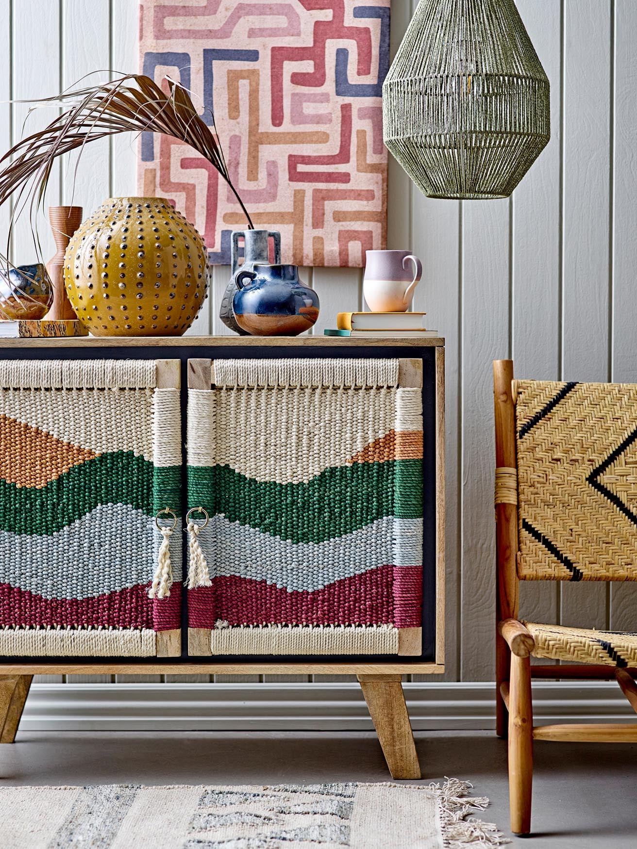 Stilvolle Wanddekoration Thrane aus Leinen und Tannenholz, die natürliche Eleganz und Ruhe in Ihr Zuhause bringt. Ideal für jeden Raum.