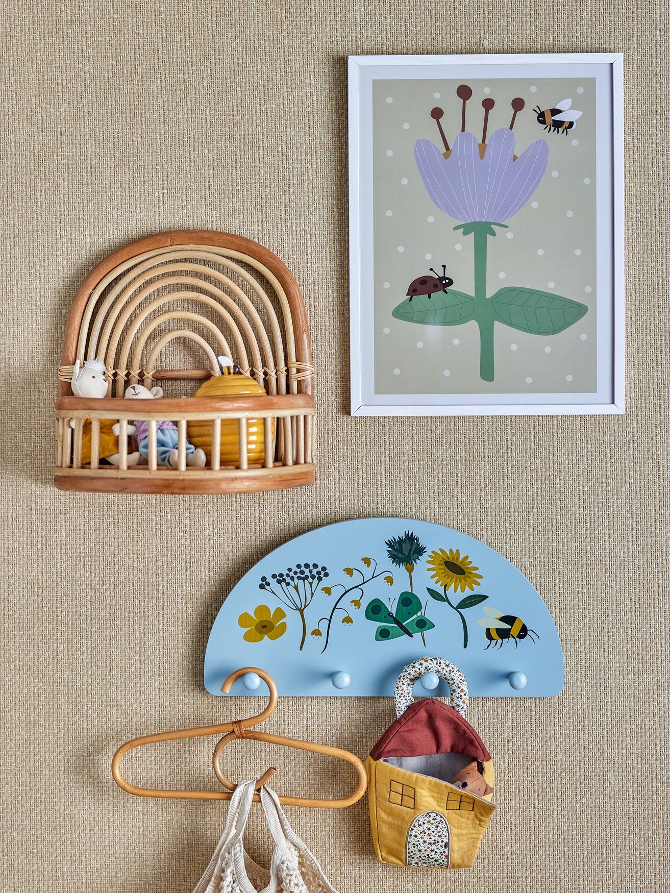 Numa Illustration mit Rahmen, Weiá, Kiefer in White präsentiert im Onlineshop von KAQTU Design AG. Bild ist von Bloomingville Mini
