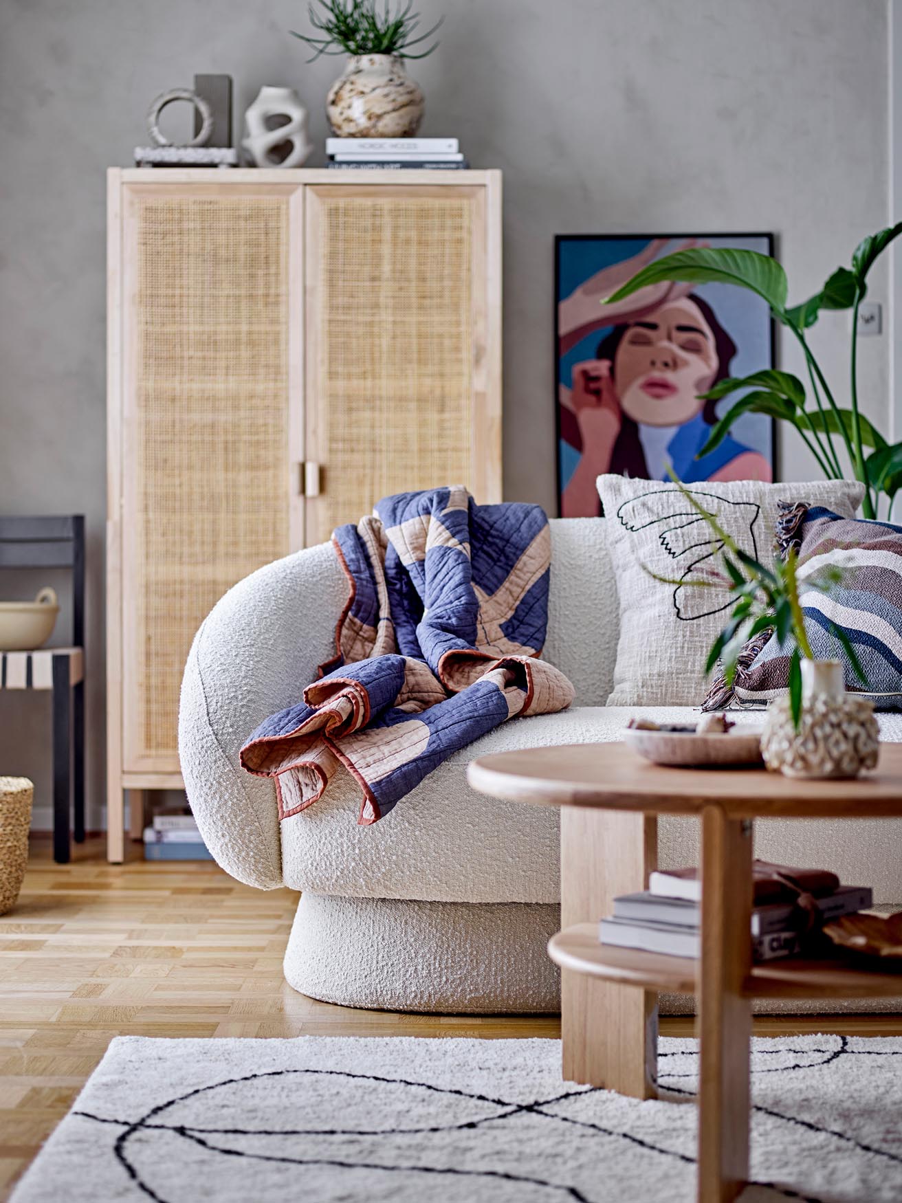 Entdecken Sie die Roosi Quilt von Bloomingville: Eine elegante, atmungsaktive Baumwolldecke in sanften Blau- und Brauntönen, ideal für jeden Raum.