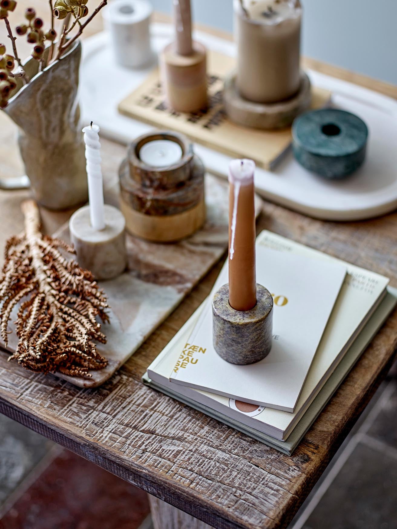 Dalin Teelicht- und Kerzenhalter aus hochwertigem Sandstein, einzigartig und natürlich, ideal für stimmungsvolle Wohnräume.