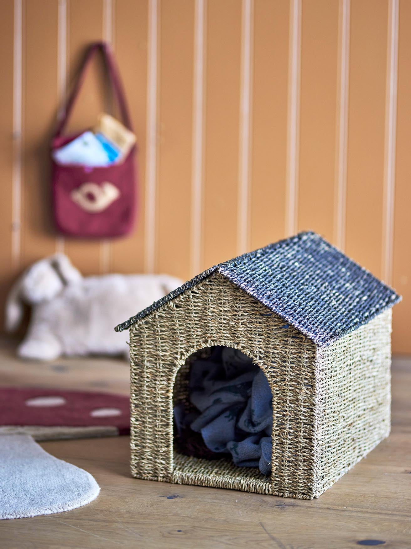 Fredie Korb mit Deckel: Handgefertigt aus natürlichem Seegras.