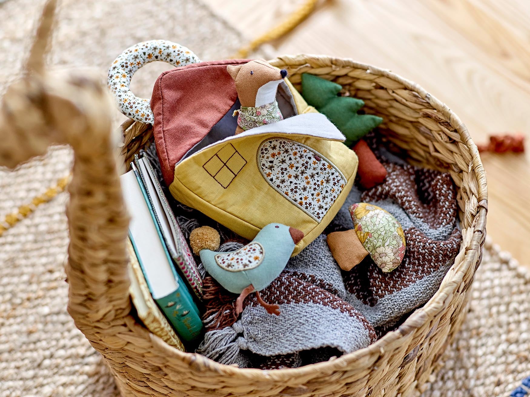 Entdecken Sie das charmante Tio Soft Toy von Bloomingville Mini – ein hochwertiges, braunes Plüschtier aus Leinen und Baumwolle, ideal zum Kuscheln und Spielen.