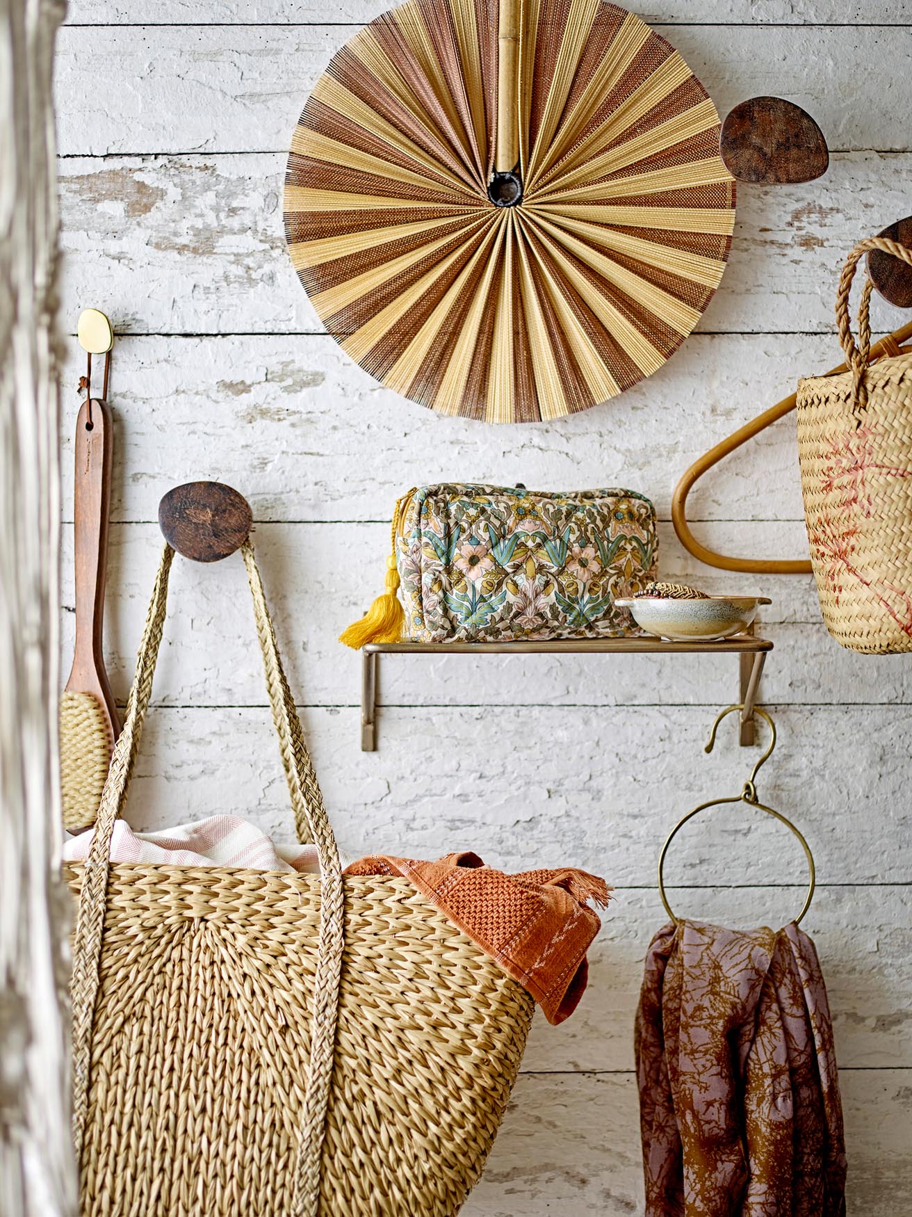 Handgefertigte grüne Steingutschale von Bloomingville für modernes Flair.