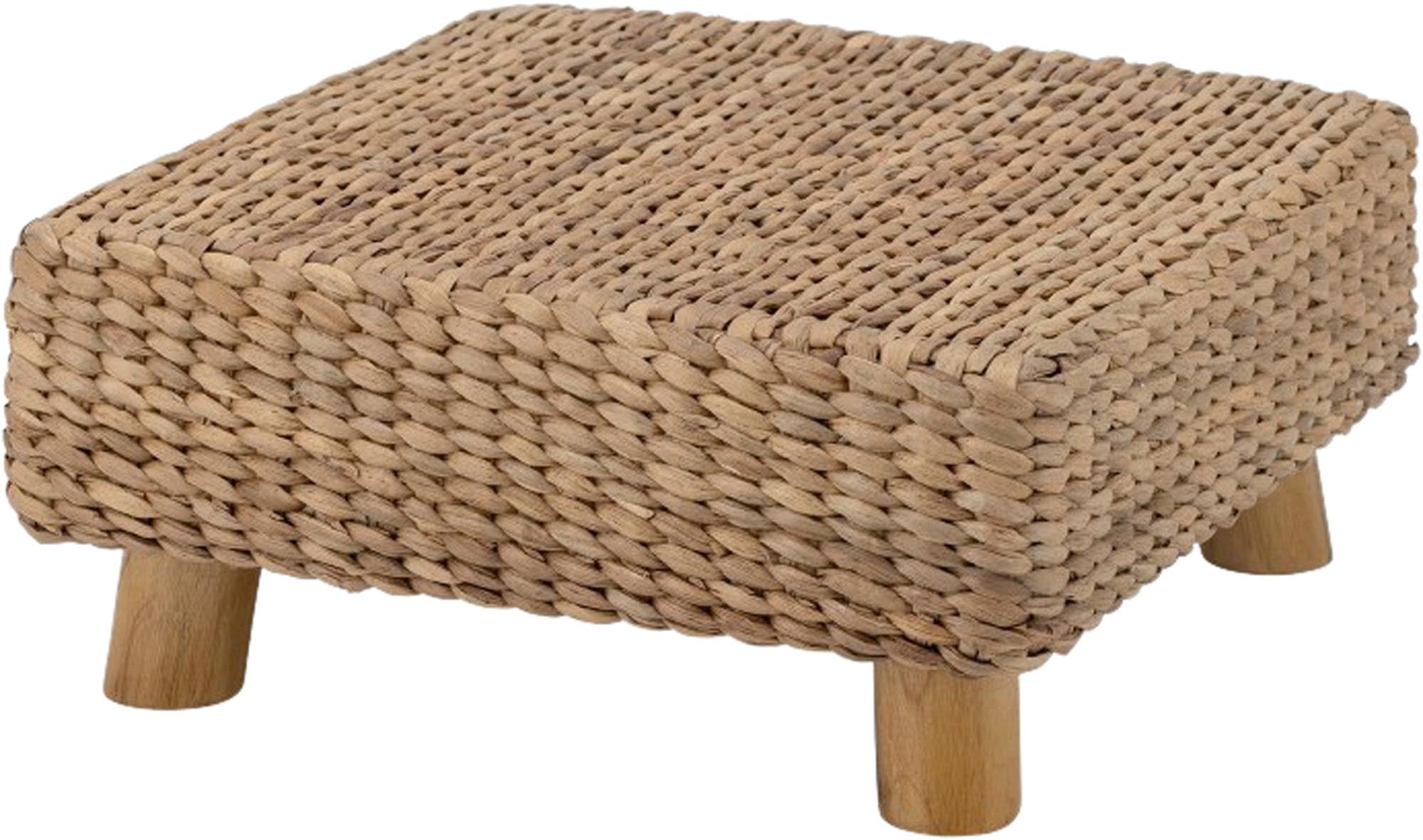 Der Mojo Hocker von Bloomingville Mini aus Wasserhyazinthe verleiht dem Kinderzimmer eine natürliche Note und ist praktisch nutzbar.