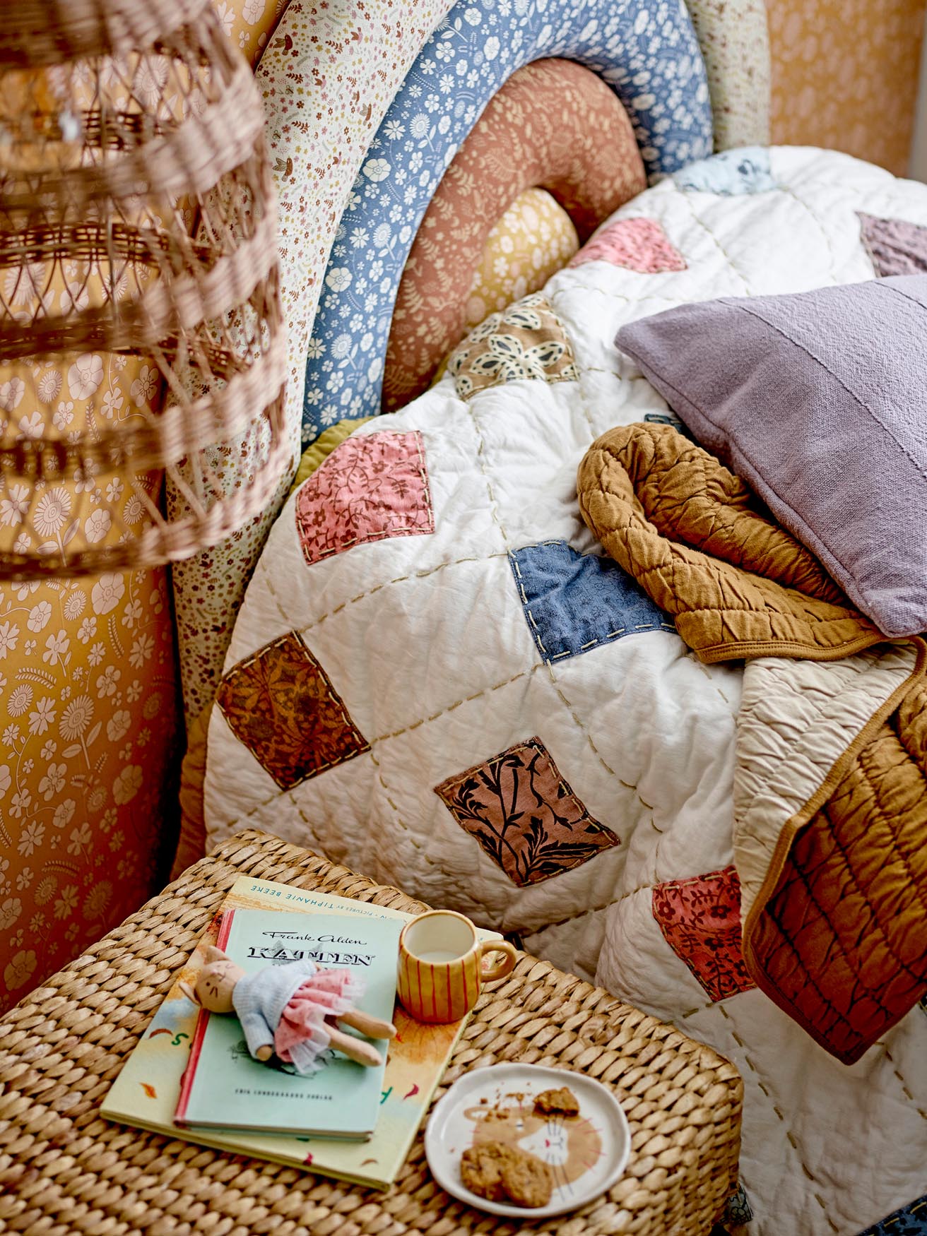 Der Mojo Hocker von Bloomingville Mini aus Wasserhyazinthe überzeugt mit natürlichem Stil und ist perfekt für das Kinderzimmer geeignet.