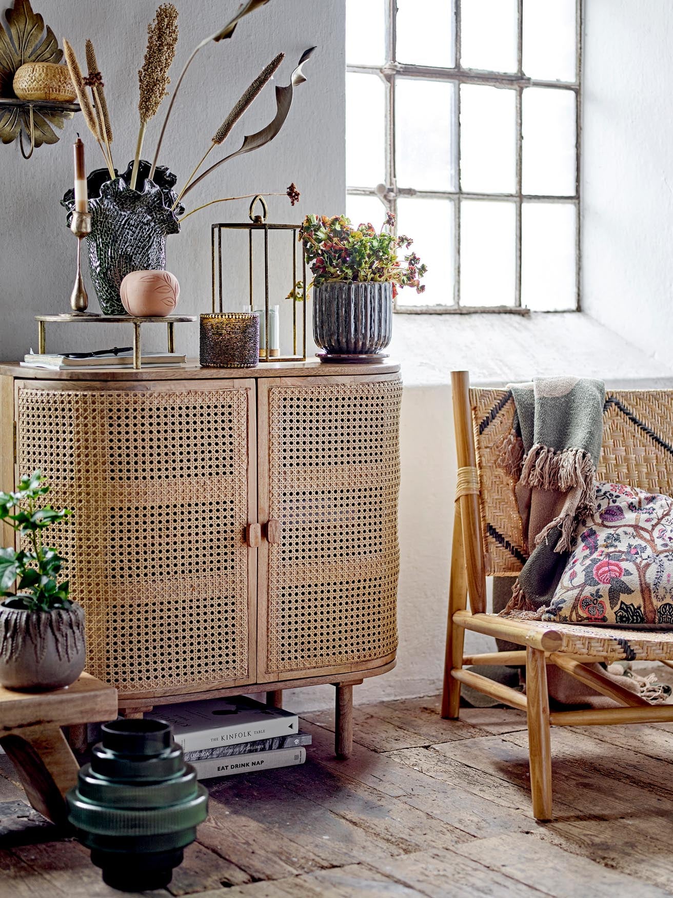 Der Lennox Loungesessel aus Teakholz von Creative Collection bietet natürlichen Stil und Komfort für Ihre Entspannung.