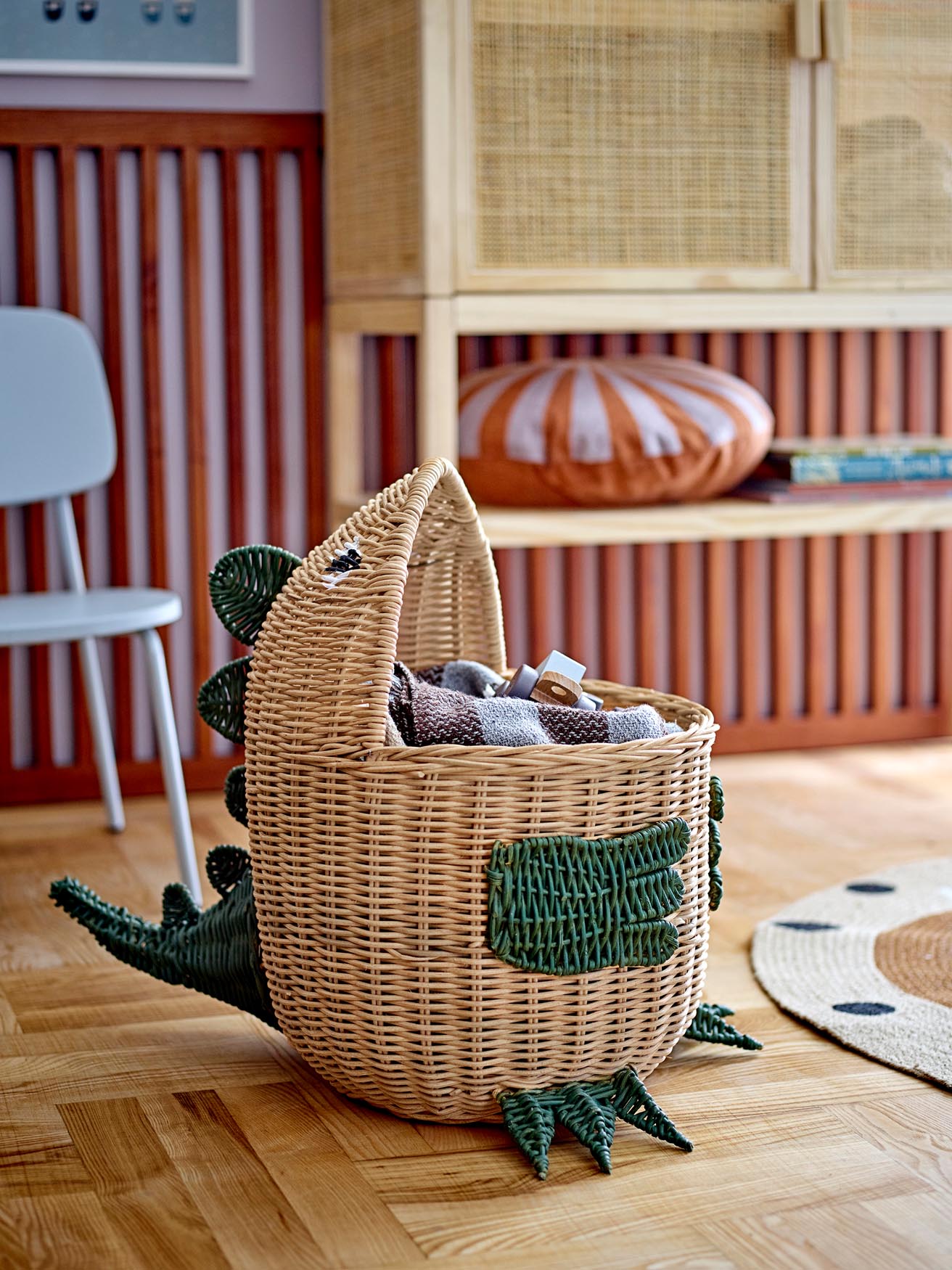 Der Eddi Korb von Bloomingville MINI ist ein einzigartiger Rattan Aufbewahrungskorb, der mit seinem charmanten Dinosaurier-Design begeistert und Ordnung schafft.