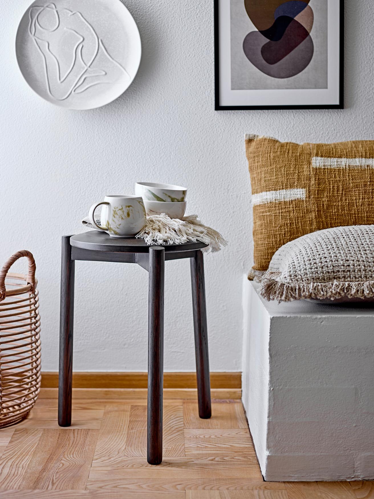 Palma Becher: Grüne Steingut-Unikate mit einzigartigen Aquarellmustern, ideal für stilvolles Geniessen von Kaffee und Tee.