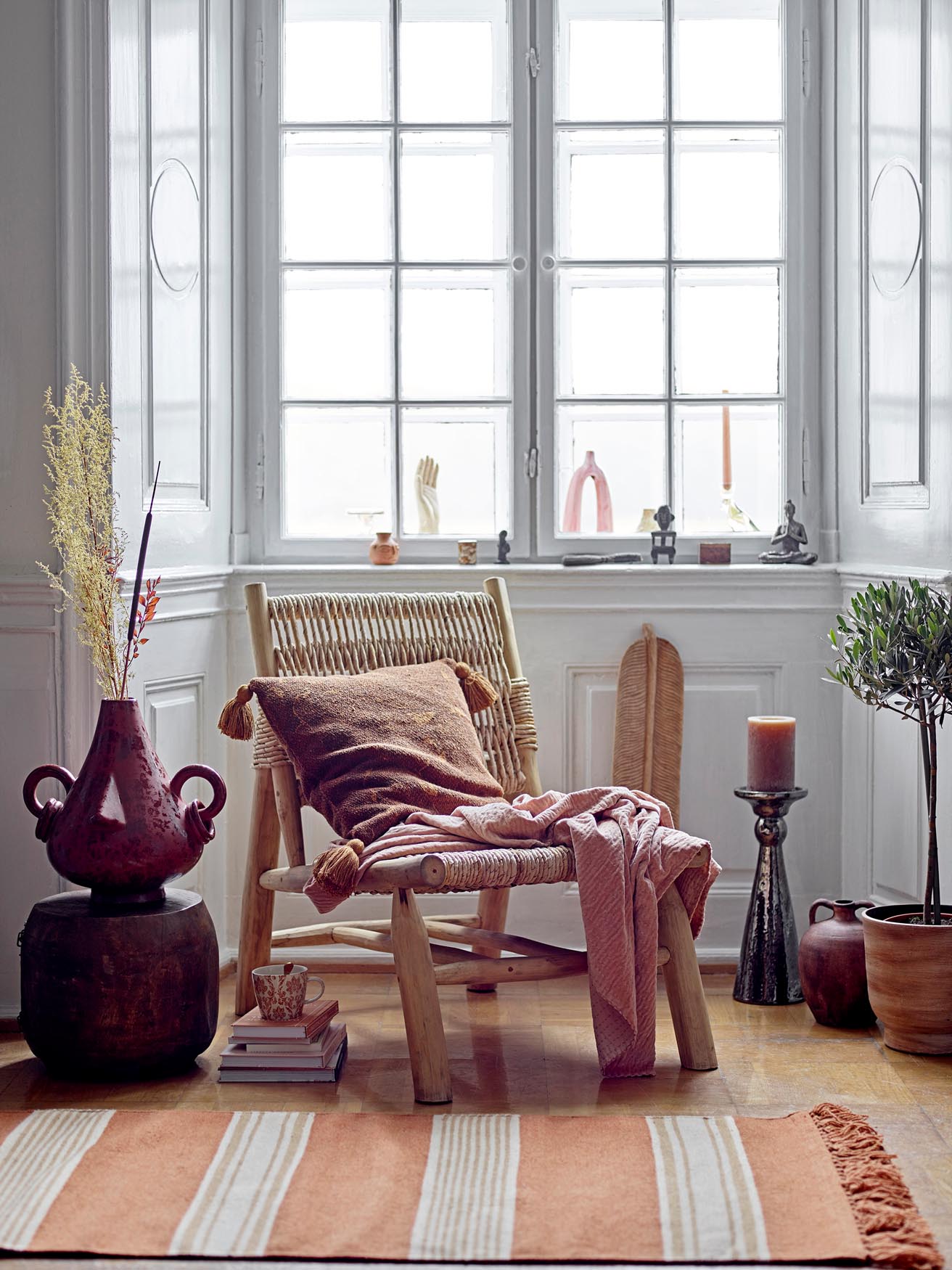 Der Ruthy Loungesessel aus Teakholz von Bloomingville vereint Komfort und Stil, ideal für ein natürliches und elegantes Wohnambiente.