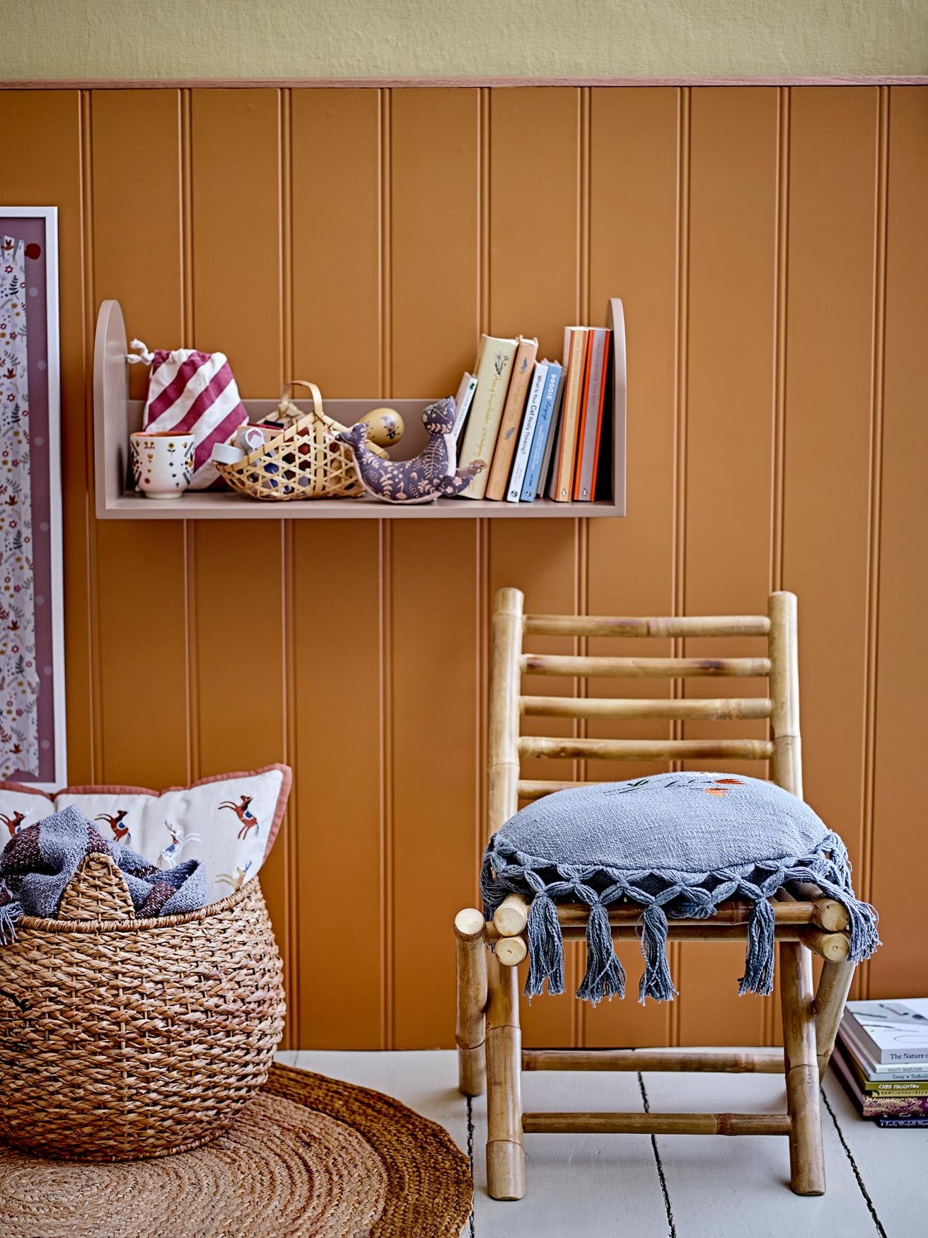 Entdecke den Mosse Stuhl von Bloomingville MINI: Ein leichter, klappbarer Bambusstuhl, der Stil und Funktionalität für jedes Kinderzimmer vereint.