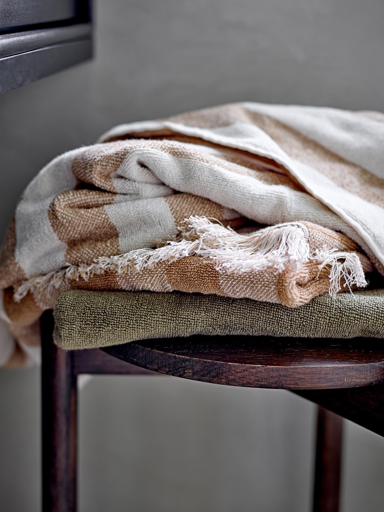 Das Elaia Handtuch in Braun von Bloomingville aus Baumwolle vereint stilvolles Design mit weicher Qualität für Ihr Zuhause.