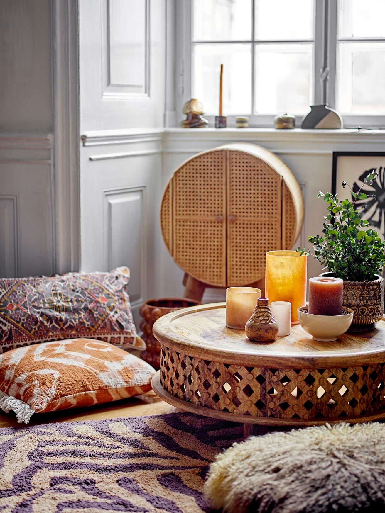 Gemütliches Pansy Kissen in Braun aus hochwertigem tibetanischem Lammfell. Einladendes Design für Ihr Zuhause.