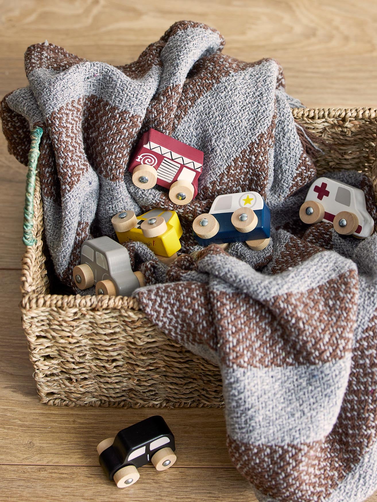 Gemütlicher Nann Überwurf aus recycelter Baumwolle in Braun.