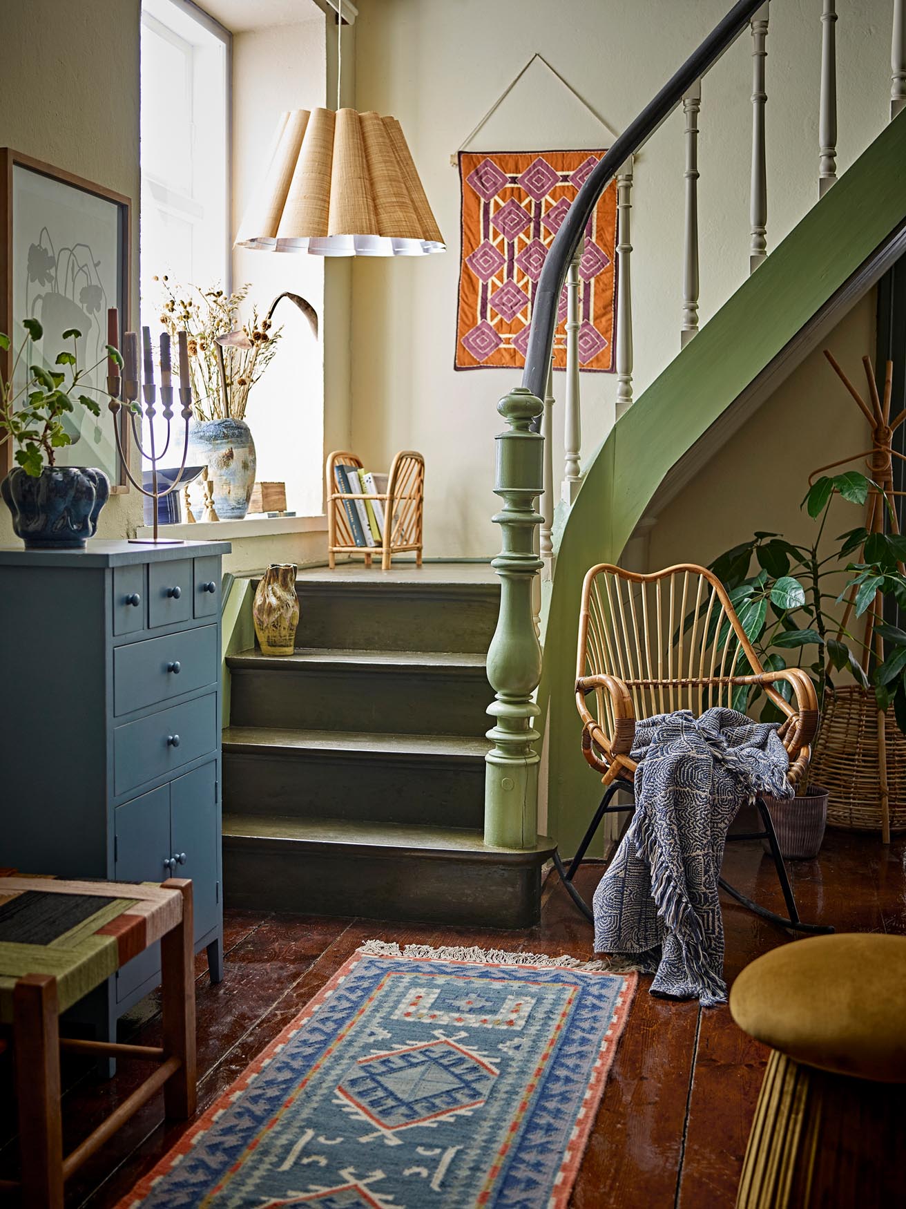 Verleihen Sie Ihrem Raum mit der Honia Wanddekoration von Bloomingville einen Hauch von Eleganz. Dieses handgefertigte Baumwoll-Kunstwerk in erdigen Tönen sorgt für eine einladende Atmosphäre.