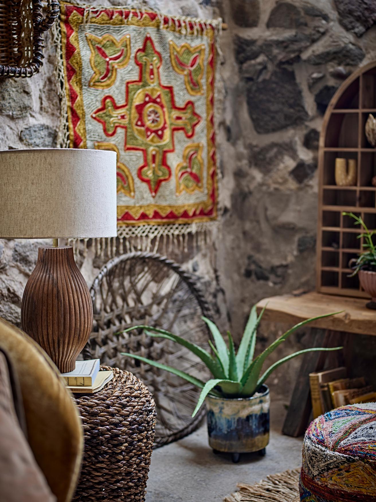 Handgefertigter brauner Hocker aus Abaca, vielseitig nutzbar, perfekt für ein gemütliches und natürliches Wohnambiente.