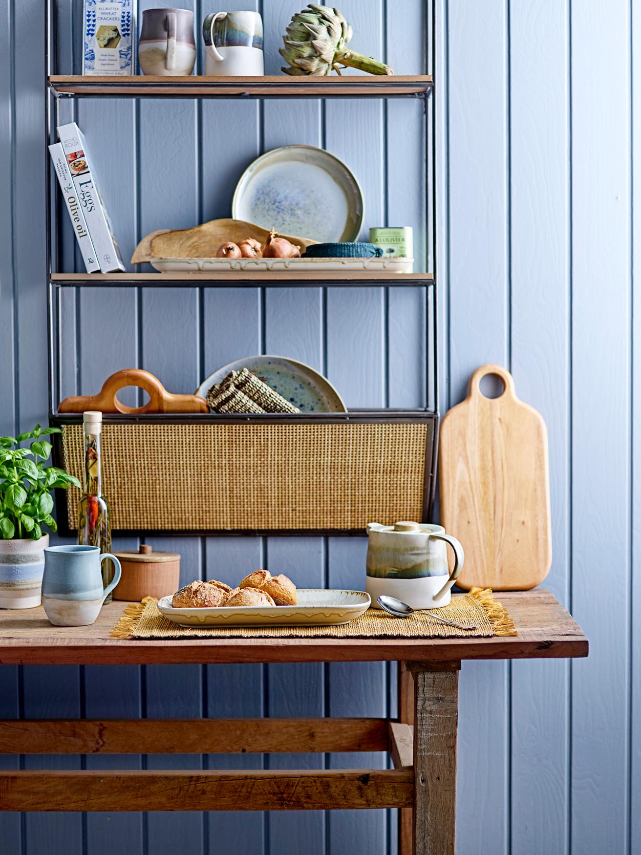 Elegantes Rattanregal mit Eisenakzenten, ideal für stilvolle Aufbewahrung in jedem Raum. Natürlich, robust und vielseitig einsetzbar.