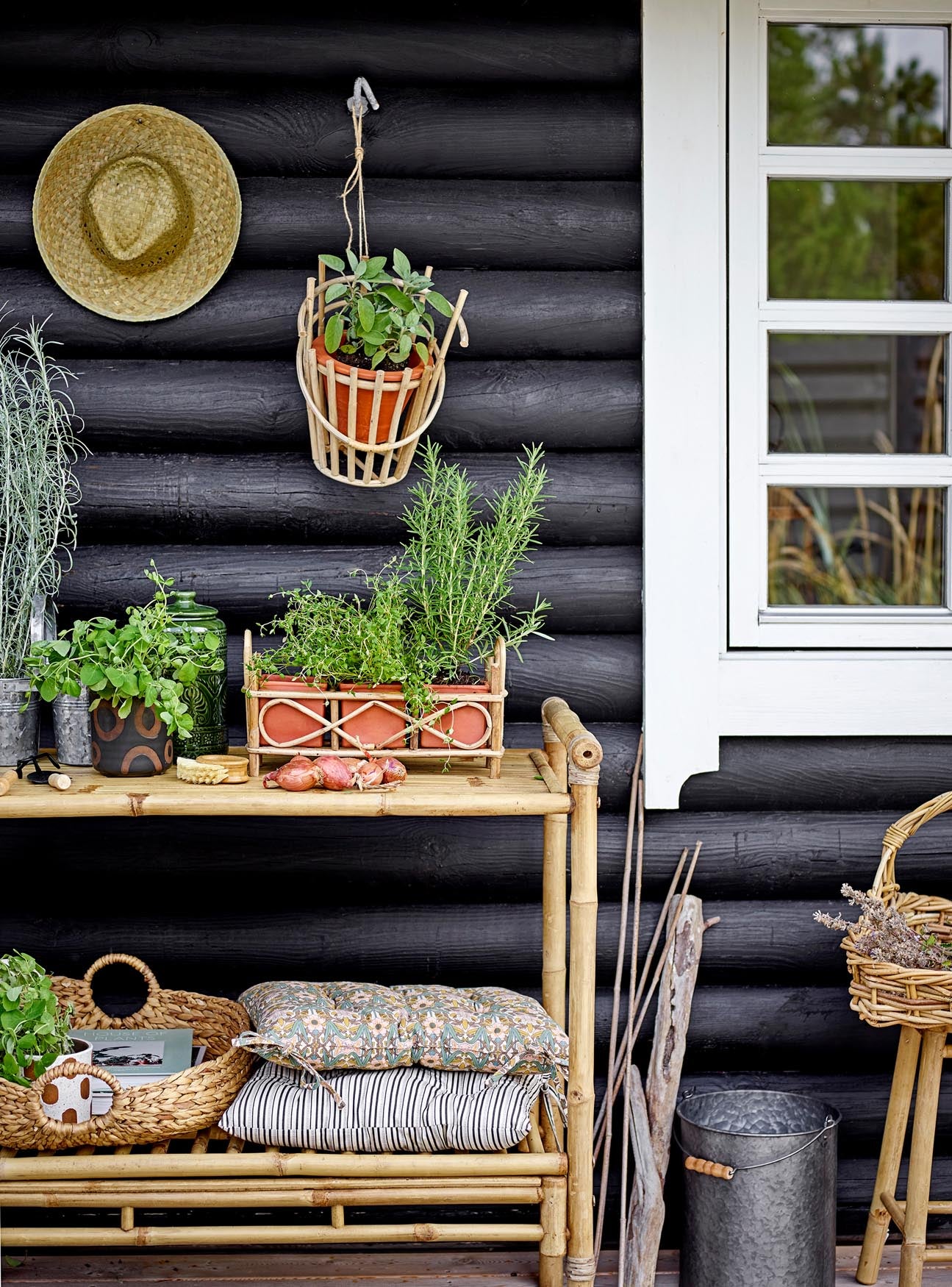 Eleganter Dusan Eimer aus galvanisiertem Zink mit Birkengriff. Vielseitig einsetzbar als Blumenvase oder für Gartenwerkzeuge. Ideal für jeden Außenbereich.