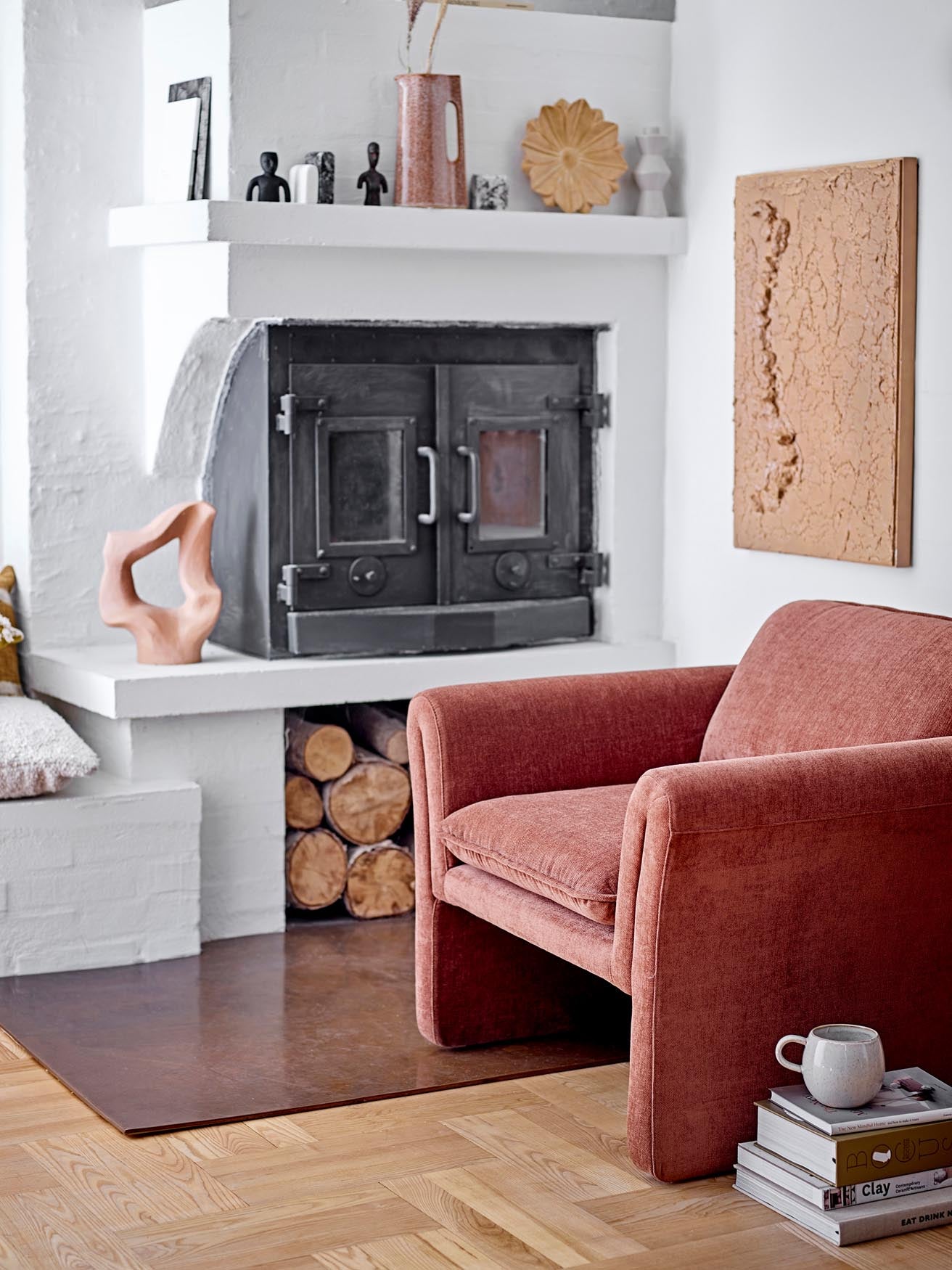 Der braune Paseo Loungesessel von Bloomingville aus Polyester vereint modernes Design mit gemütlichem Sitzkomfort.