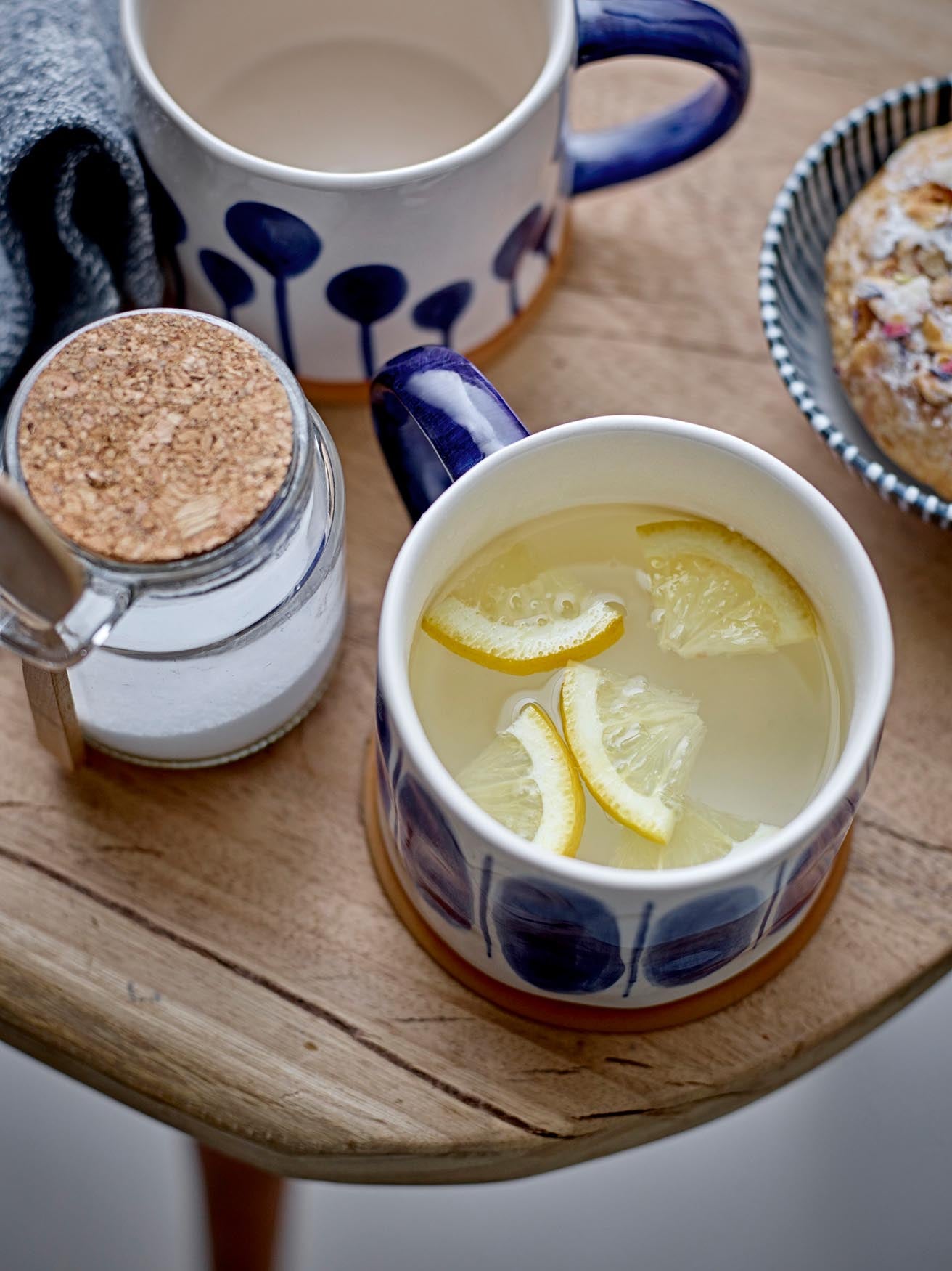 Eleganter Linora Becher in Blau aus Steingut von Creative Collection.