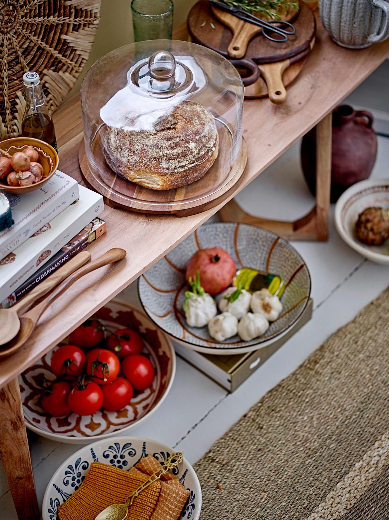 Elegante Heikki Schale aus robustem Steingut in warmen Erdtönen. Ideal für Salate, Snacks und Desserts – ein einzigartiges Highlight für jeden Tisch.