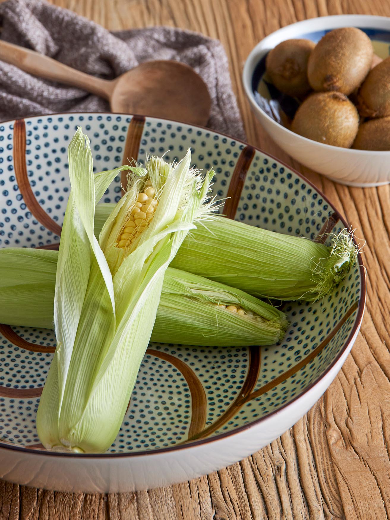 Elegante Heikki Schale aus robustem Steingut in warmen Erdtönen. Ideal für Salate, Snacks und Desserts – ein einzigartiges Highlight für jeden Tisch.