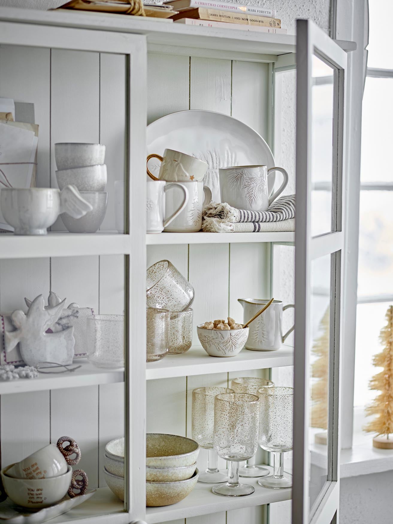 Eleganter weisser Vitrinenschrank aus Tannenholz mit Glasfront, ideal für stilvolle Präsentationen im skandinavischen Design.