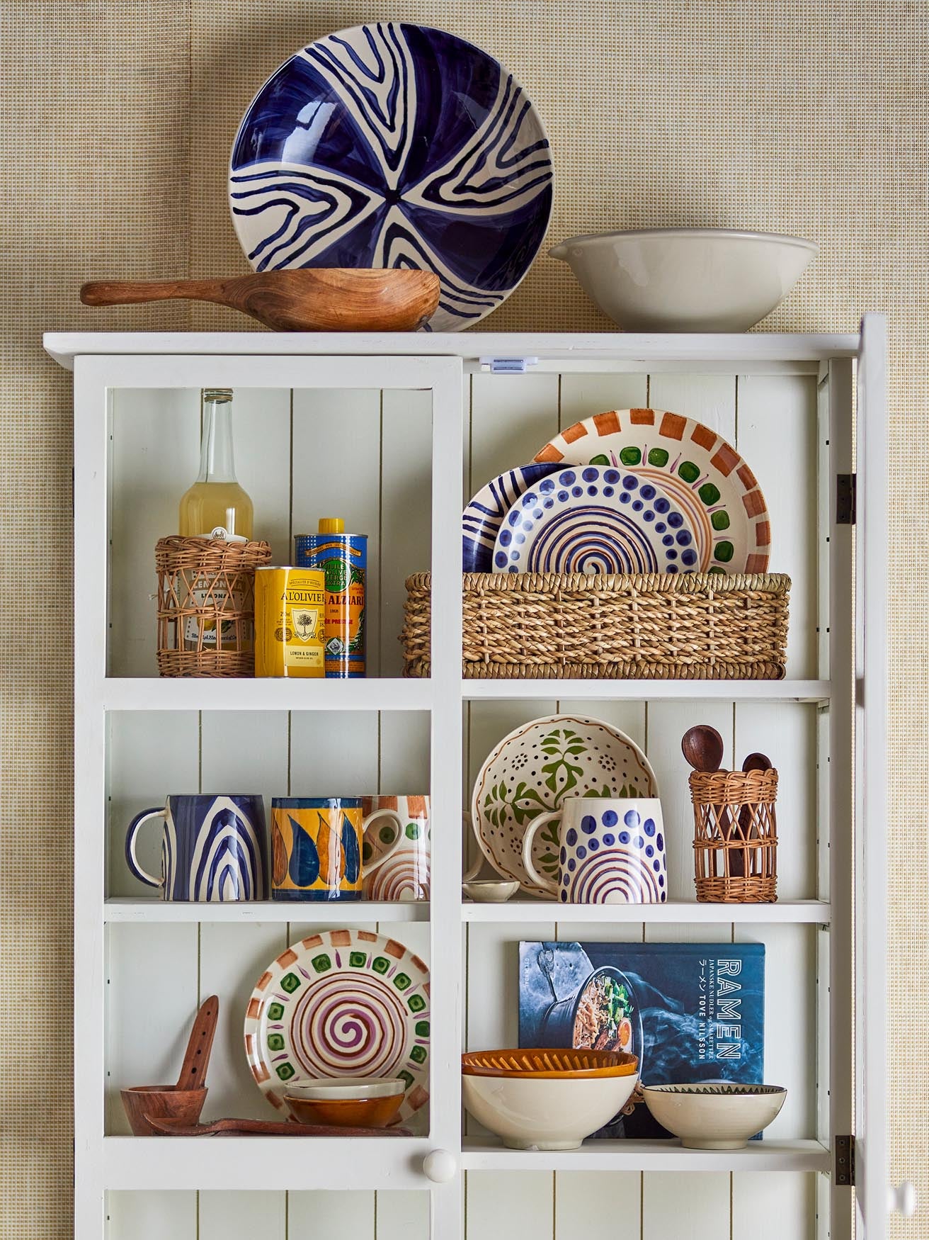 Stilvolles Wila Kabinett aus weissem Tannenholz von Bloomingville.