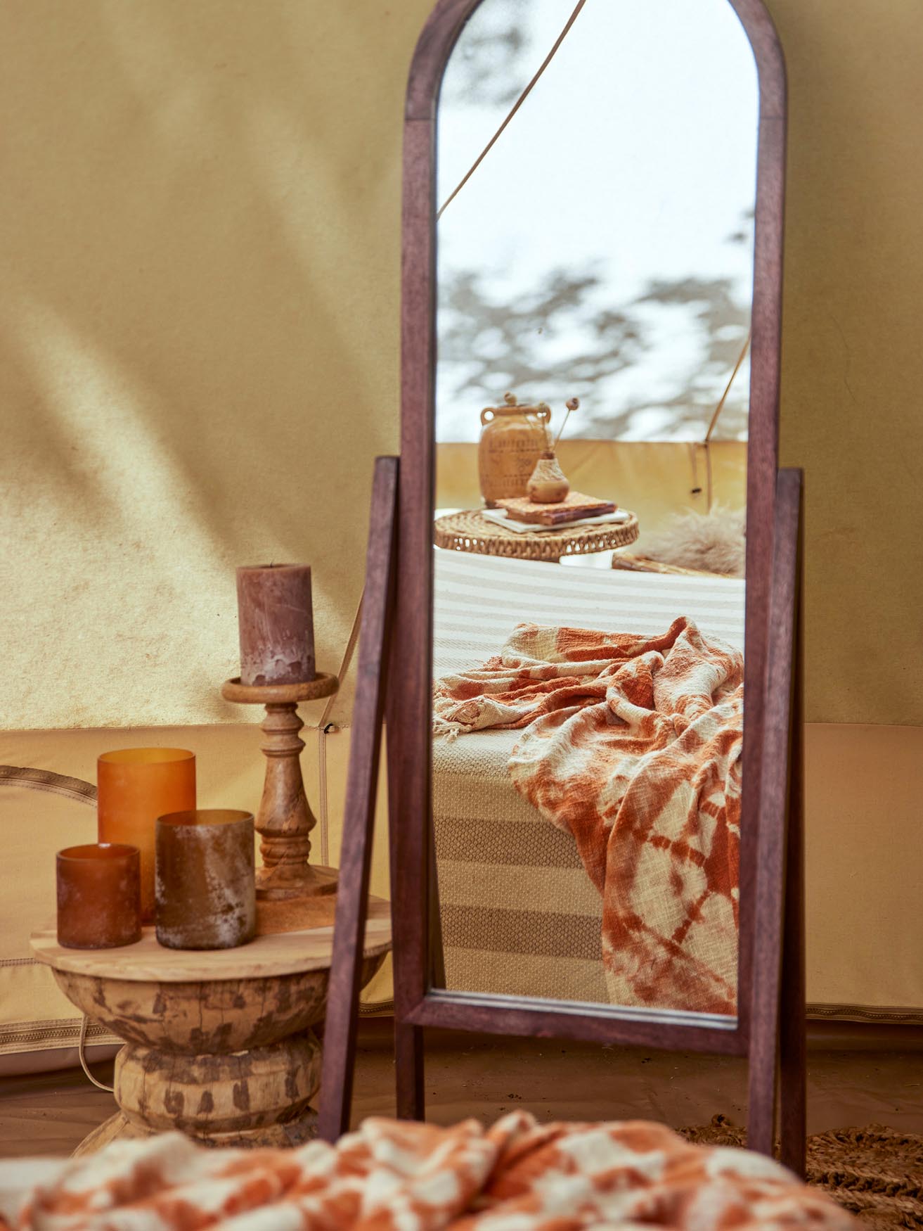 Entdecken Sie den Noore Sockel von Bloomingville: Ein elegantes Möbelstück aus robustem Mangoholz, das jedem Raum eine warme, einladende Atmosphäre verleiht.