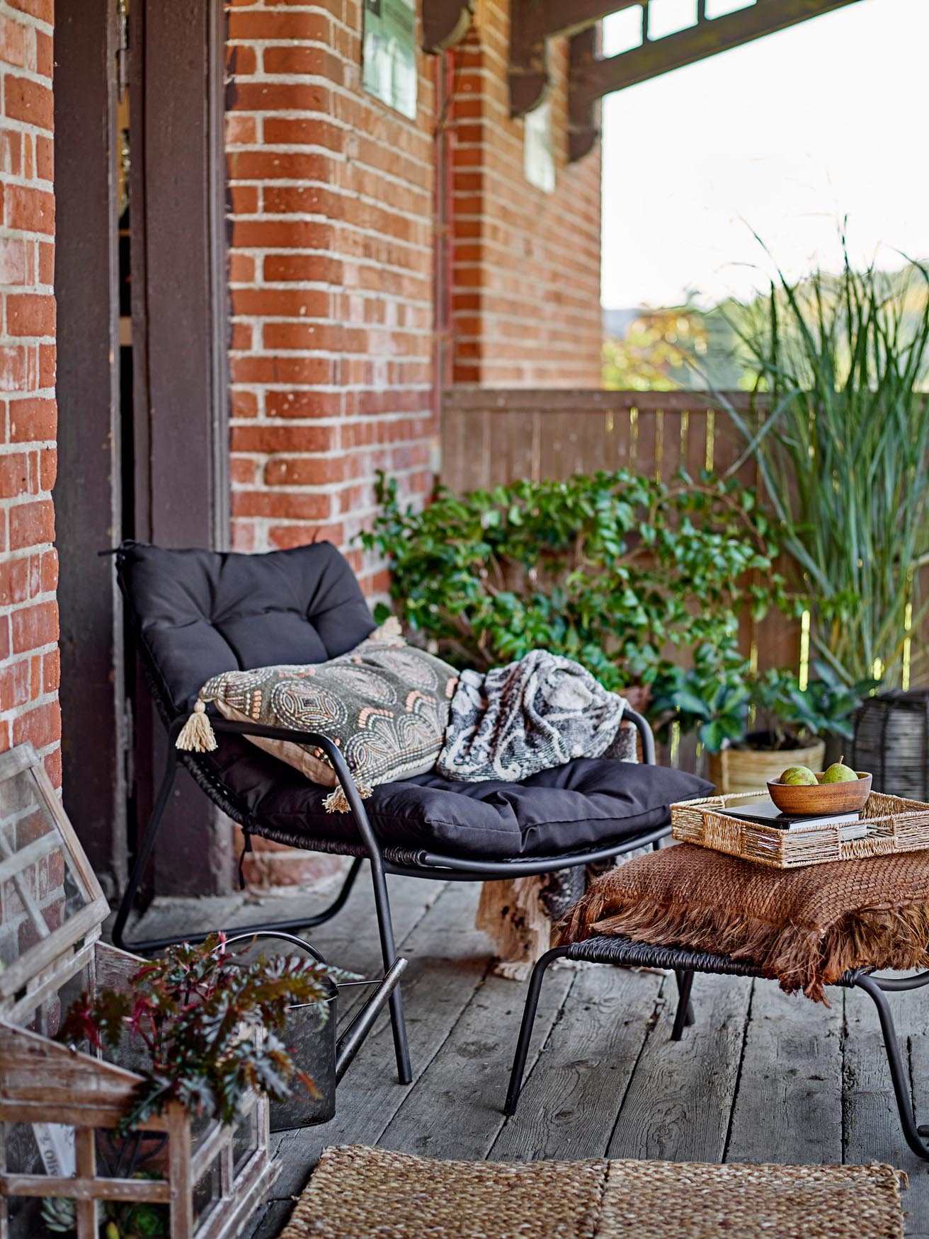 Entdecken Sie den Marti Display-Kasten von Bloomingville: Ein eleganter Ausstellungskasten aus Tannenholz und Glas, ideal für Ihre Lieblingsstücke.