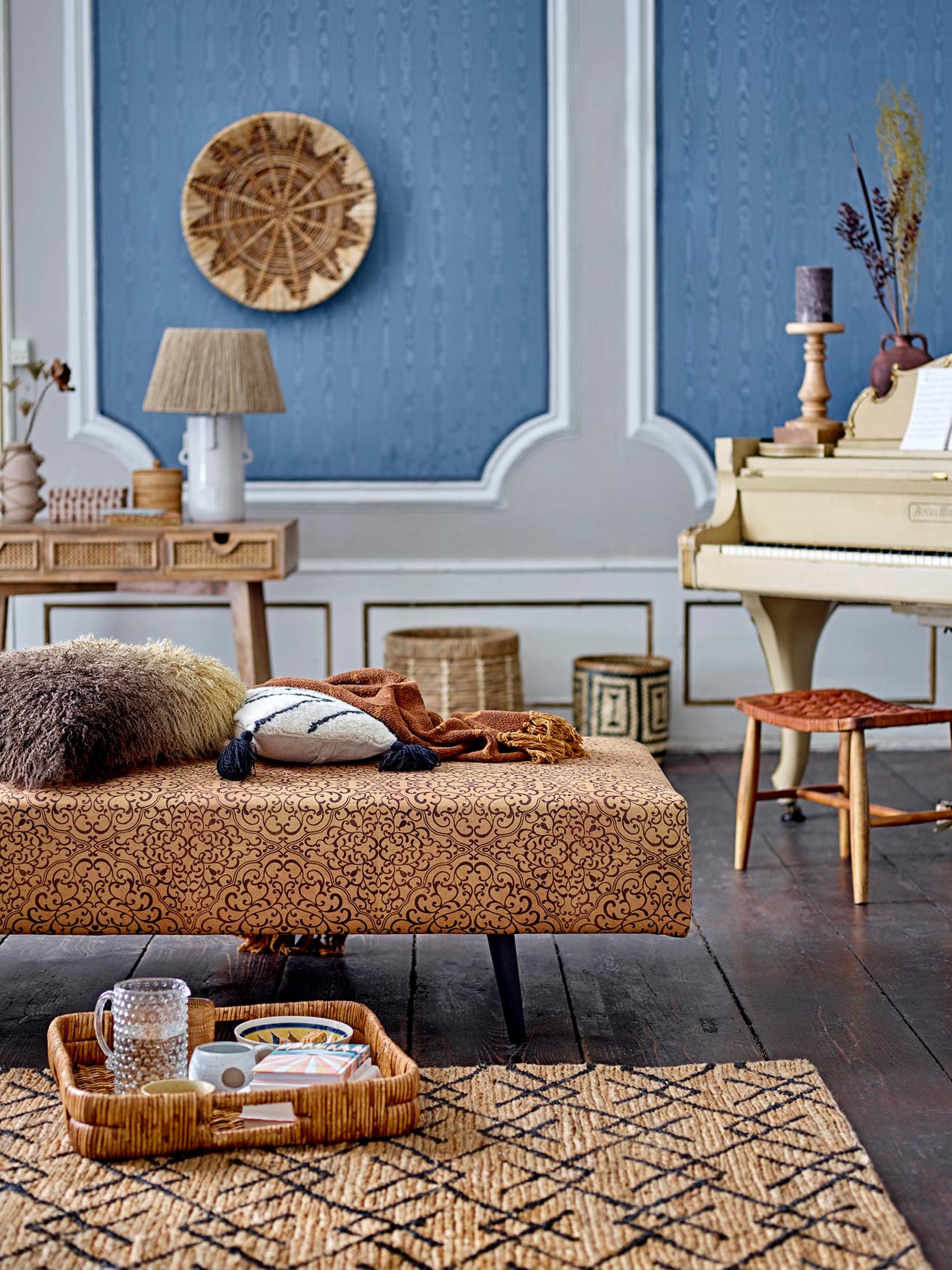 Ein stilvolles, gelbes Tagesbett aus Baumwolle mit robusten Holzfüssen, das Komfort und Eleganz vereint.