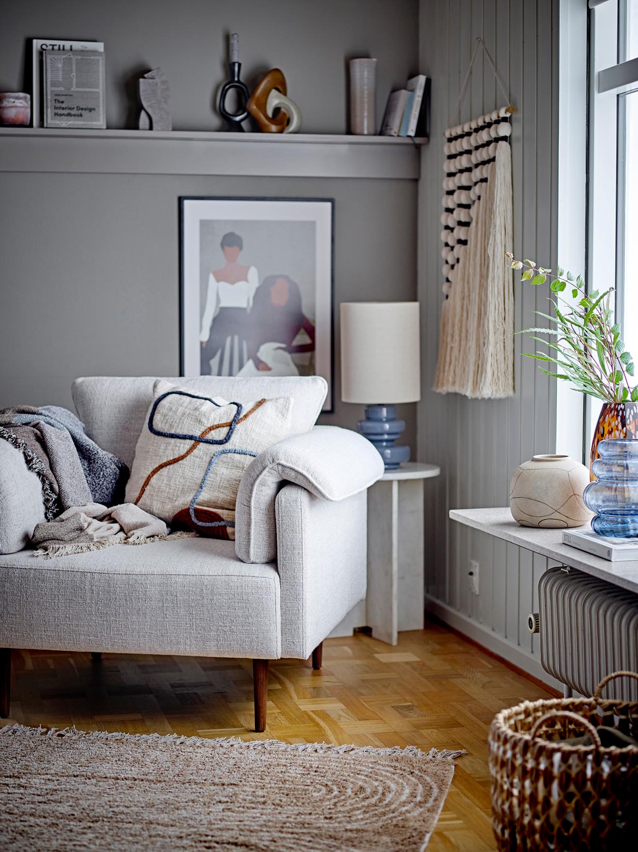 Moderner Jasmia Beistelltisch aus weissem Marmor von Bloomingville.