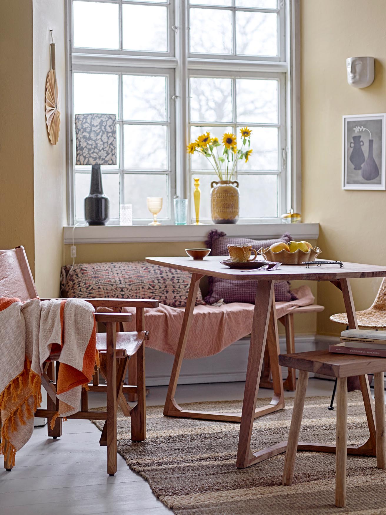 Entdecken Sie den stilvollen Felex Teppich von Bloomingville, gefertigt aus nachhaltigem Seegras und Maisschalen, ideal für ein warmes Wohngefühl.