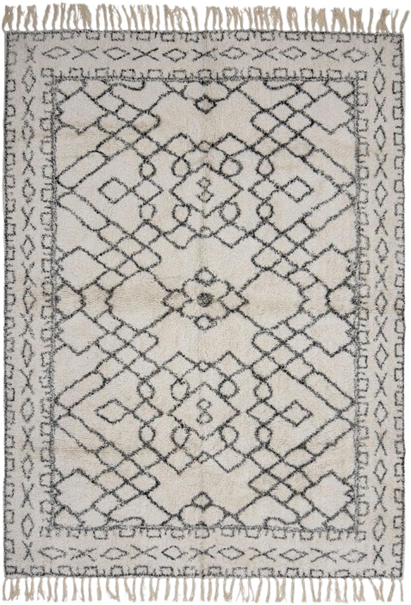 Der weisse Jaqueline Teppich von Bloomingville aus Baumwolle besticht durch geometrischen Druck und Fransen, ideal für jeden Raum.