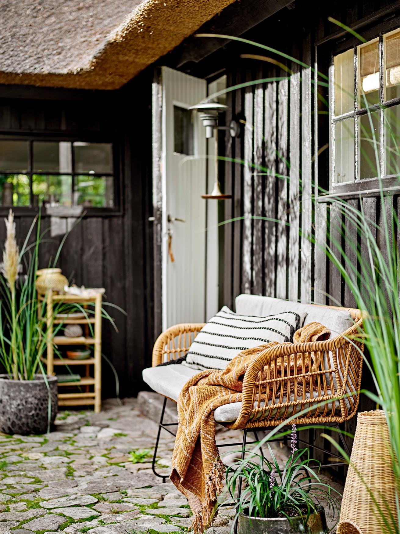 Eleganter Ginna Überwurf in Braun aus recycelter Baumwolle.