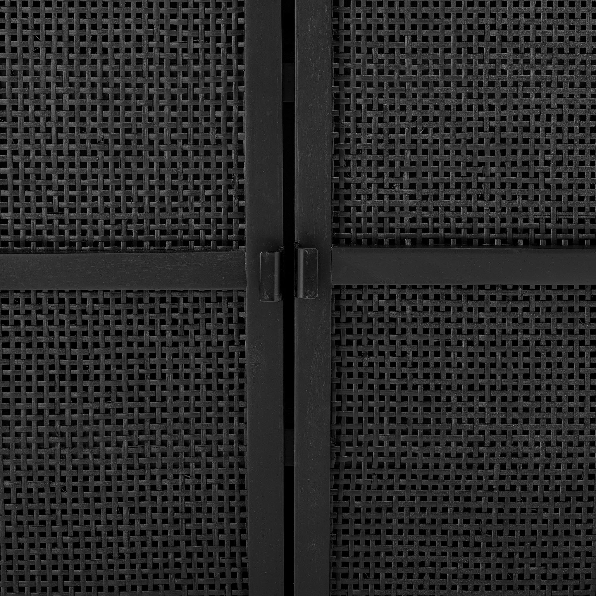 Eleganter Trento Kabinett in mattem Schwarz, gefertigt aus robustem Gmelina-Holz. Ideal für stilvolle Aufbewahrung in jedem Raum.