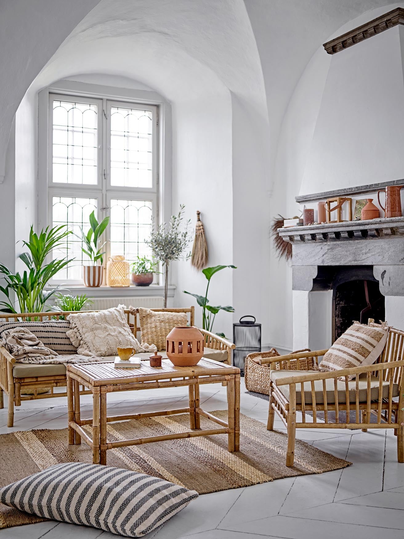 Entdecken Sie die Savanna Tasse von Bloomingville: Ein handgefertigtes Steingut-Kunstwerk in strahlendem Gelb, ideal für jeden Tag.