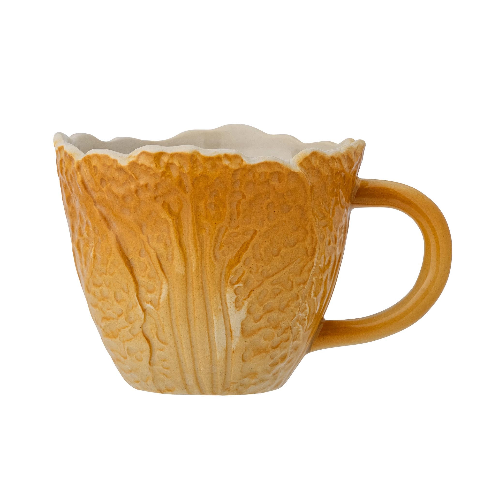 Die gelbe Savanna Tasse von Bloomingville aus Steingut vereint Kunst und Funktionalität mit ihrem einzigartigen Blattform-Design.