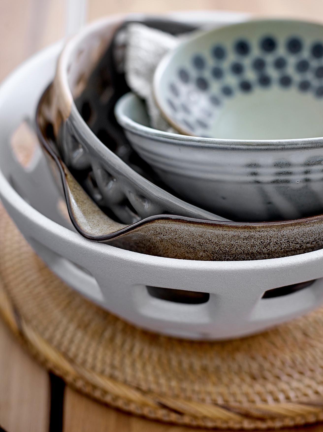 Die Foligno Schale von Bloomingville aus weissem Steingut besticht durch ihr elegantes Design und ihre vielseitige Verwendbarkeit.