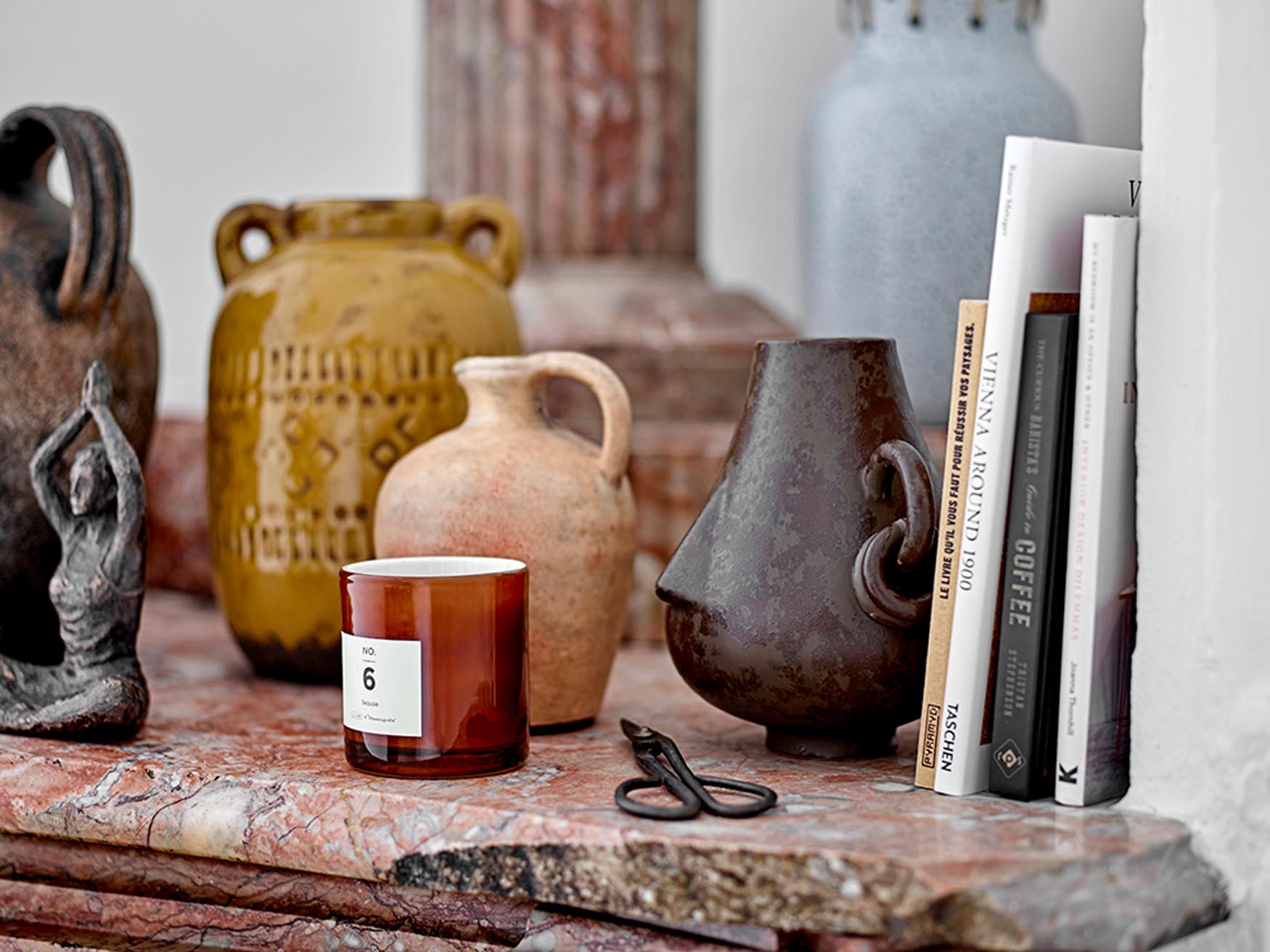 Elegante Tarun Deko aus braunem Steingut von Bloomingville, ideal für stilvolle Wohnraumgestaltung und Dekoration.