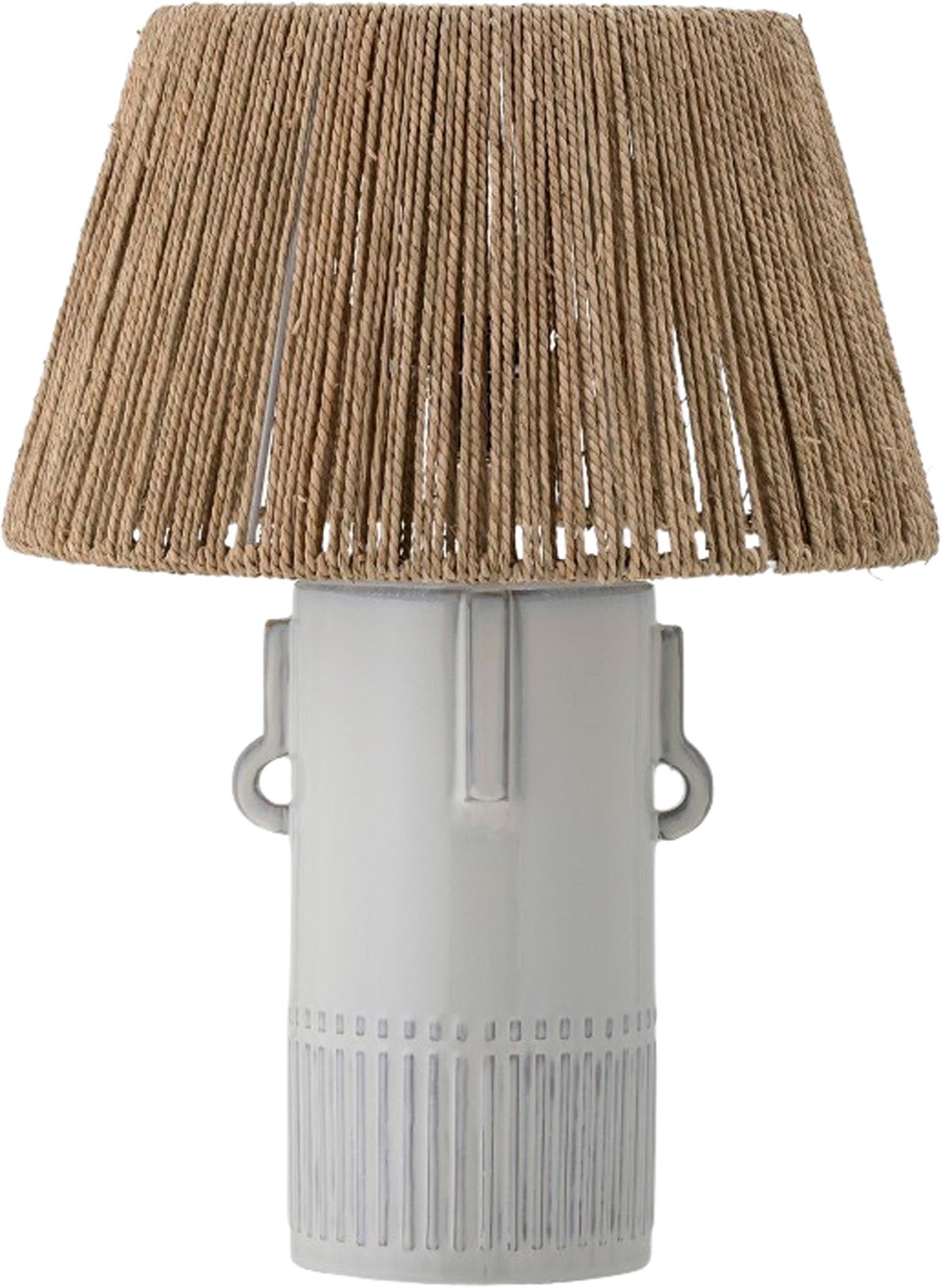 Entdecken Sie die Rama Tischlampe von Bloomingville – ein skulpturales Steingut-Design, ideal für Wohn- und Schlafzimmer. Elegante Beleuchtung!