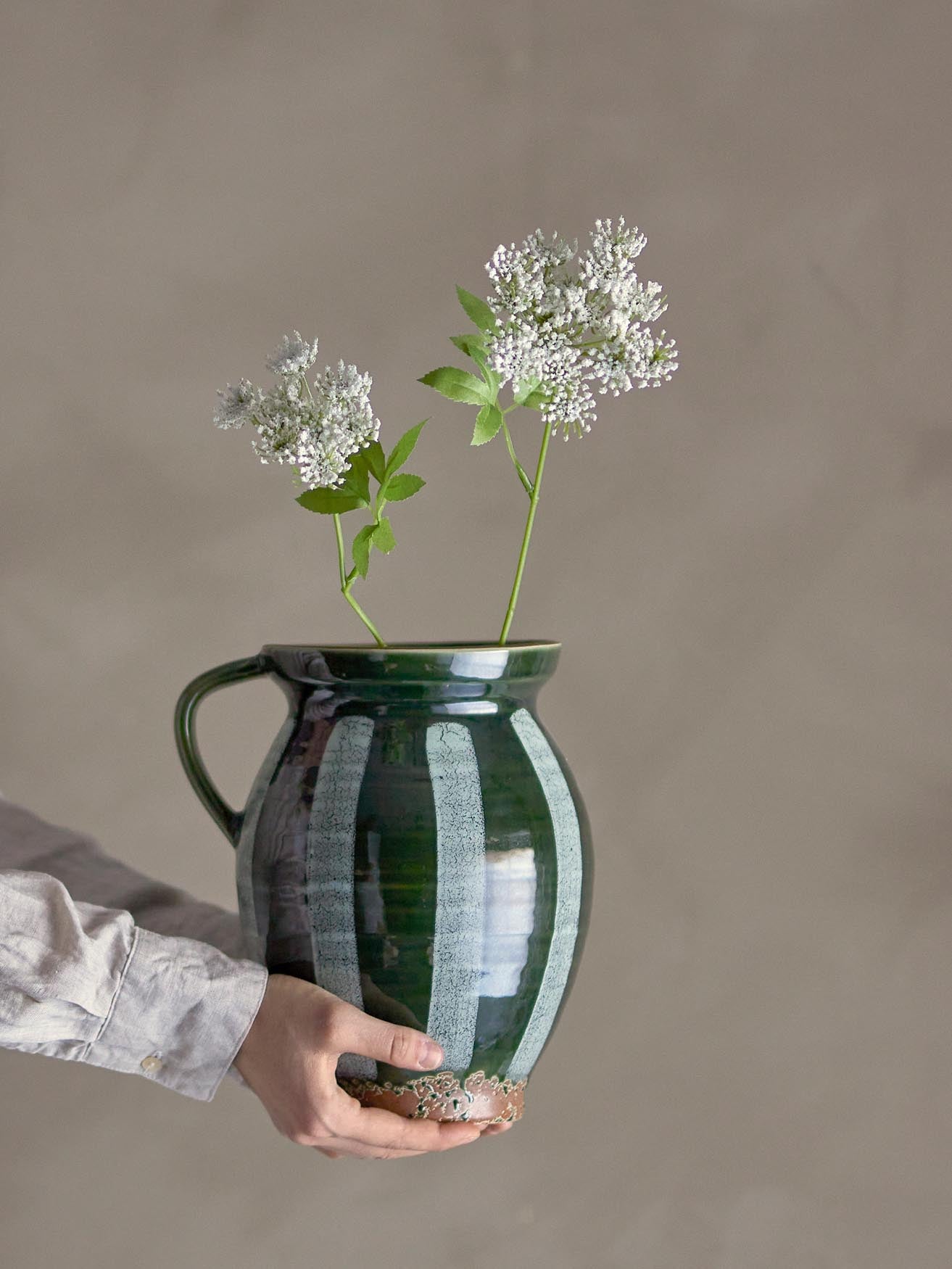 Entdecken Sie die einzigartige Frigg Vase von Bloomingville: Handdekorierte Steingutvase in Grün, ideal für Blumen und stilvolle Akzente.