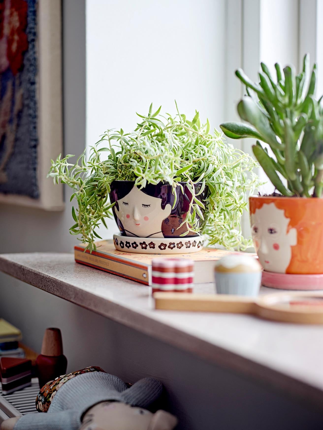 Der Jaya Blumentopf aus Steingut in Orange mit passender Untertasse ist ideal für Pflanzen und verleiht jedem Raum Charme.