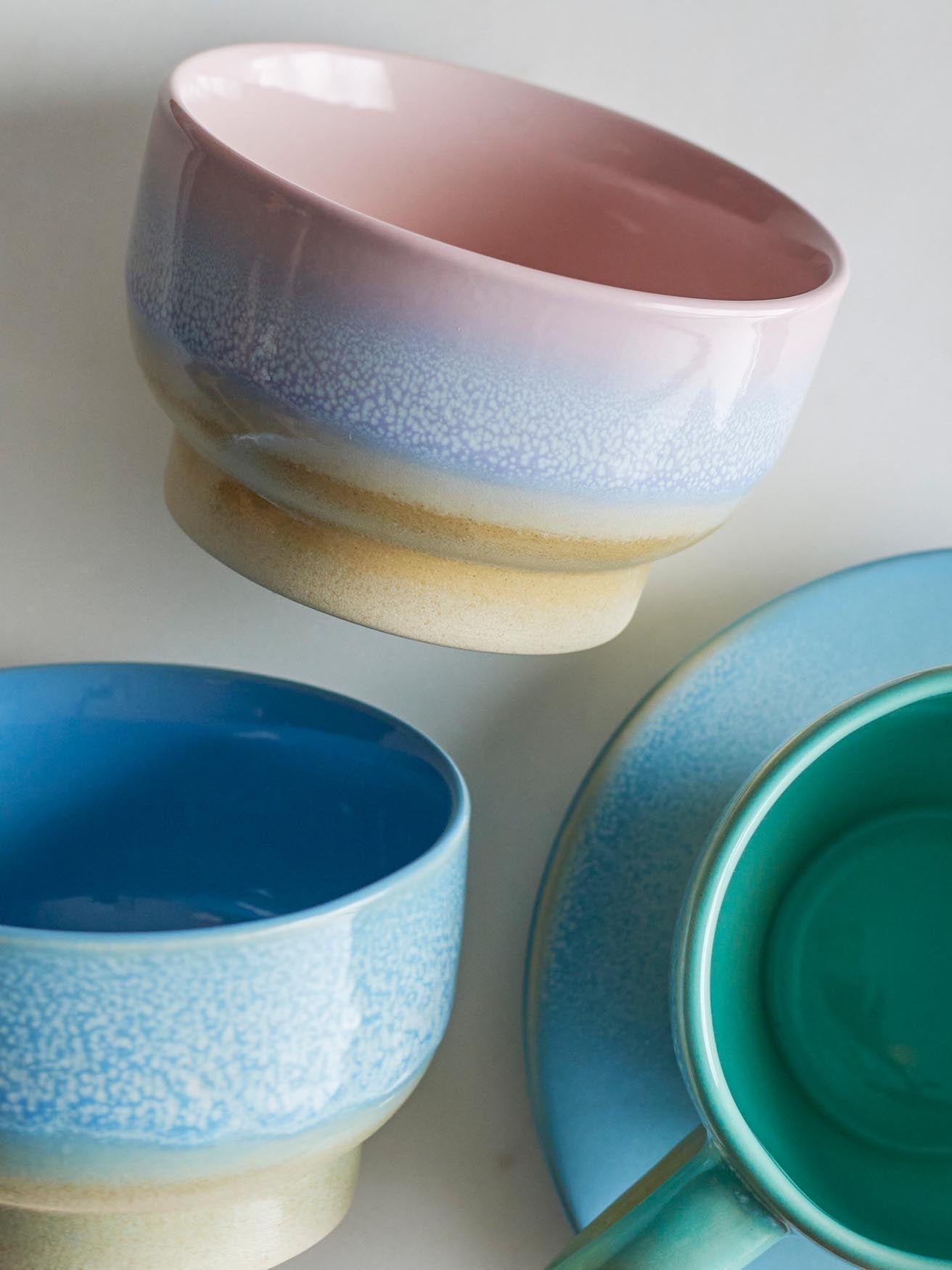 Entdecken Sie die Safie Schale von Bloomingville: Einzigartiges, handgefertigtes Steingut in zartem Blau, perfekt für jede Tischdekoration.