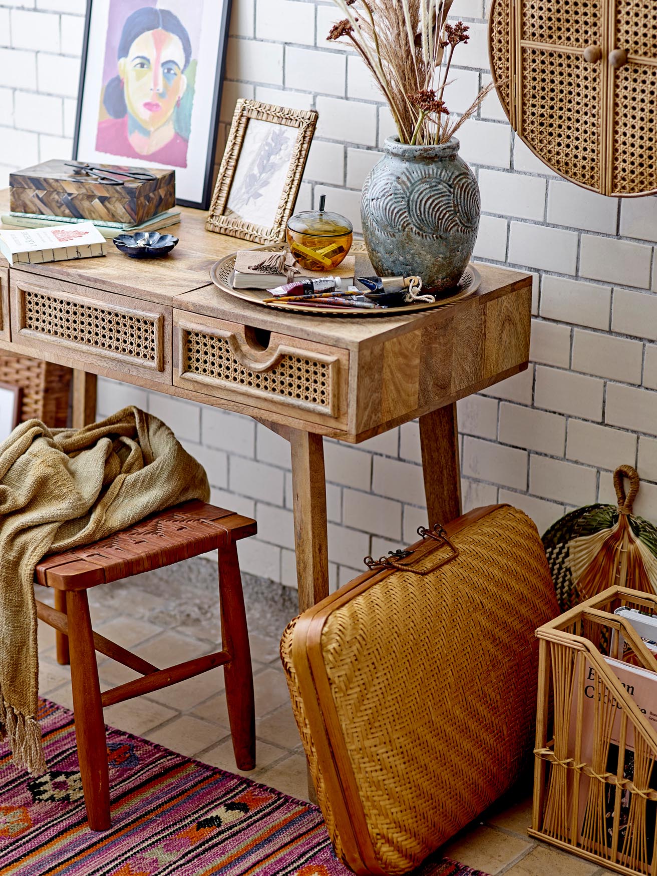 Verleihen Sie Ihrem Zuhause mit der Deko-Vase Damian von Bloomingville einen rustikalen Akzent. Handgefertigte Terrakotta mit einzigartiger grüner Glasur.