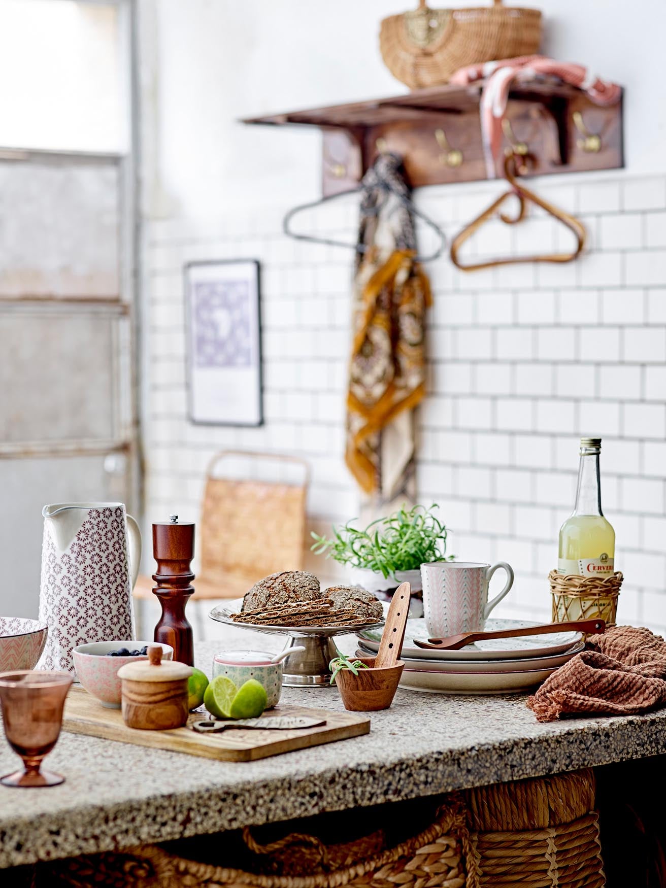 Entdecken Sie das Florentine Weinglas von Bloomingville: Einzigartiges, braunes Recyclingglas, perfekt für festliche Anlässe und umweltbewusste Genießer.