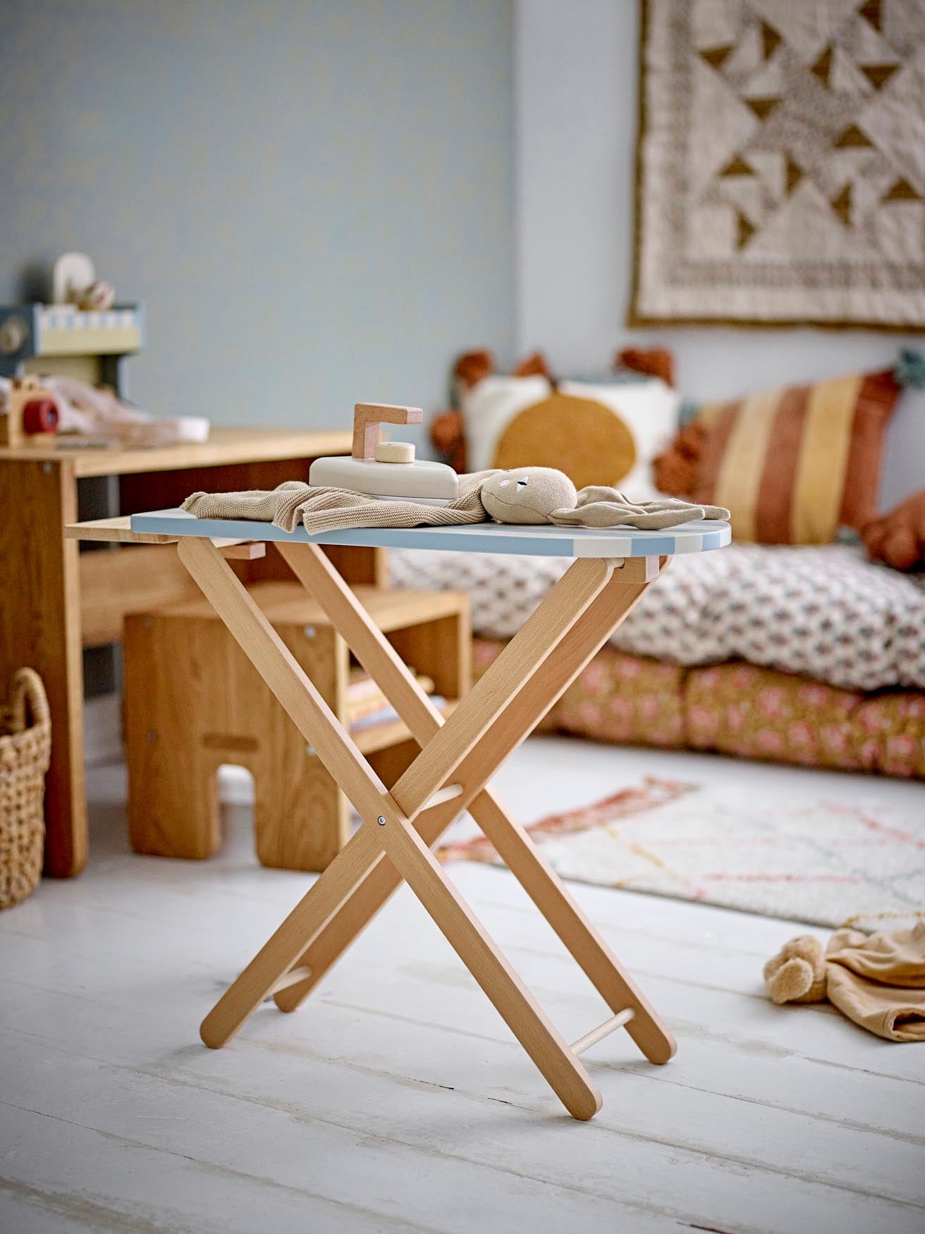 Nachhaltiges Spielzeug: Sande Bügelbrett & Eisen aus Kiefernholz.