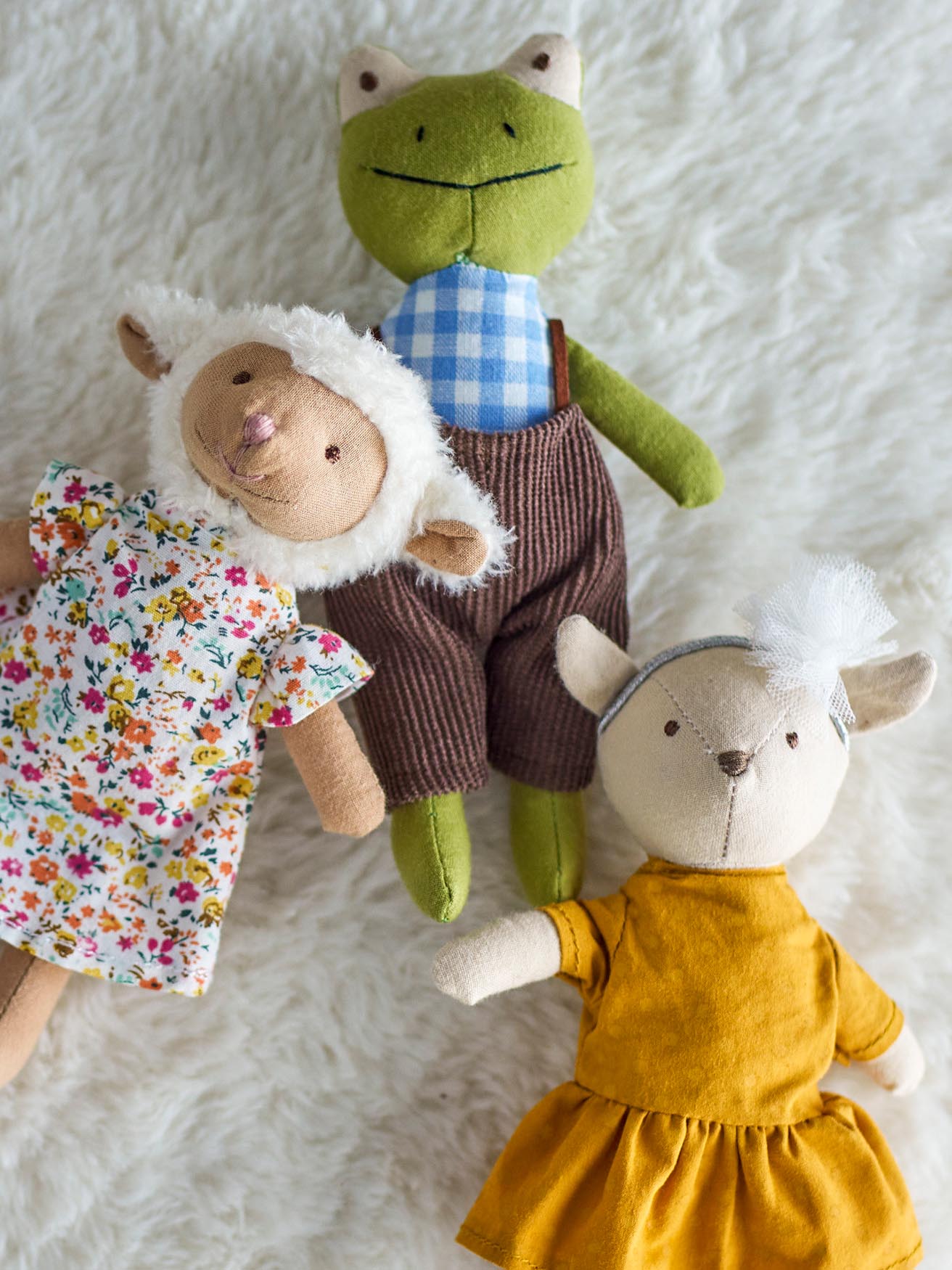 Fröhliche gelbe Puppe aus Baumwolle von Bloomingville Mini.