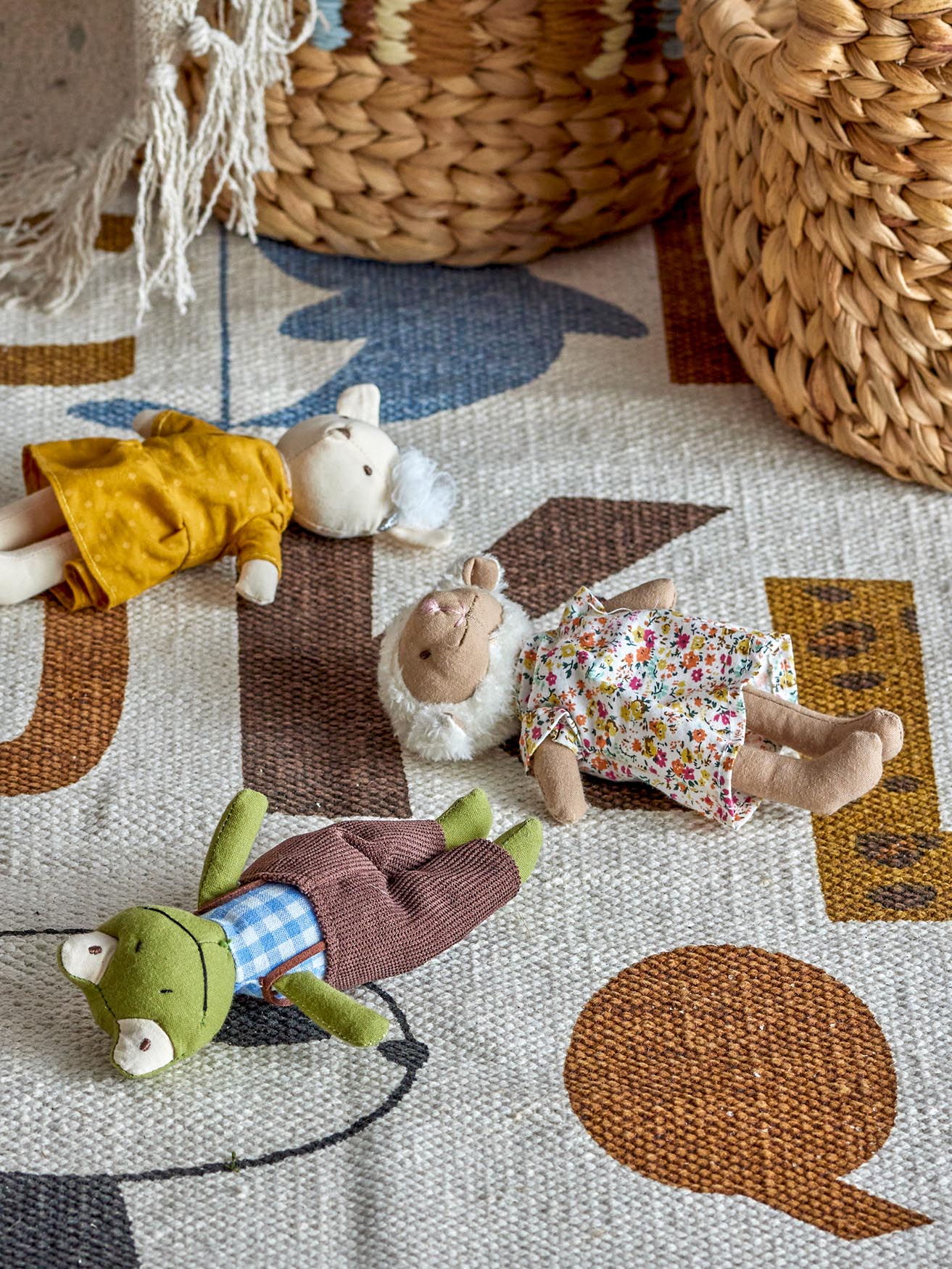 Charmante gelbe Baumwollpuppe von Bloomingville Mini für Kinder.