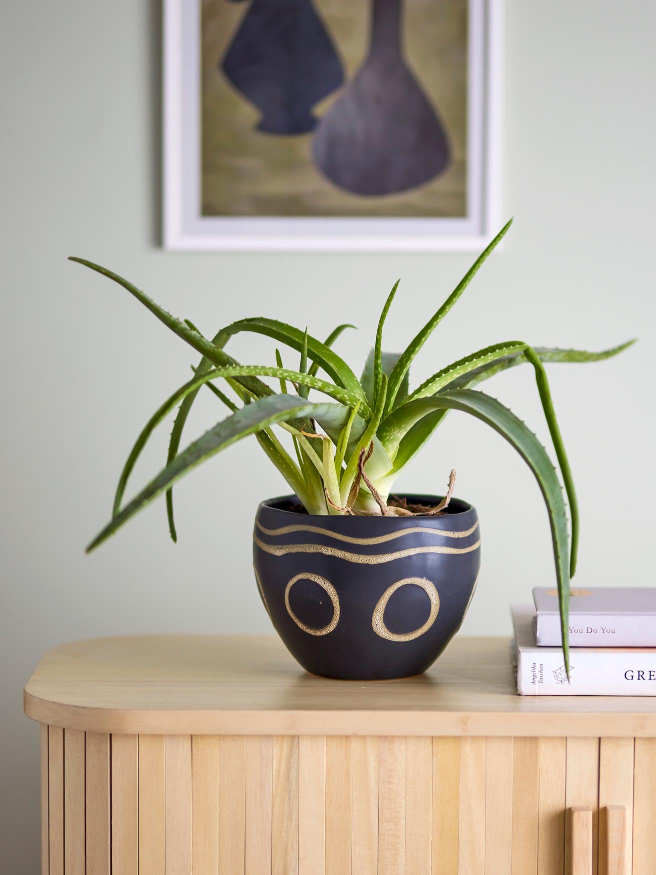 Moderner Magnus Blumentopf aus schwarzem Steingut von Bloomingville, perfekt für elegante Pflanzenarrangements.